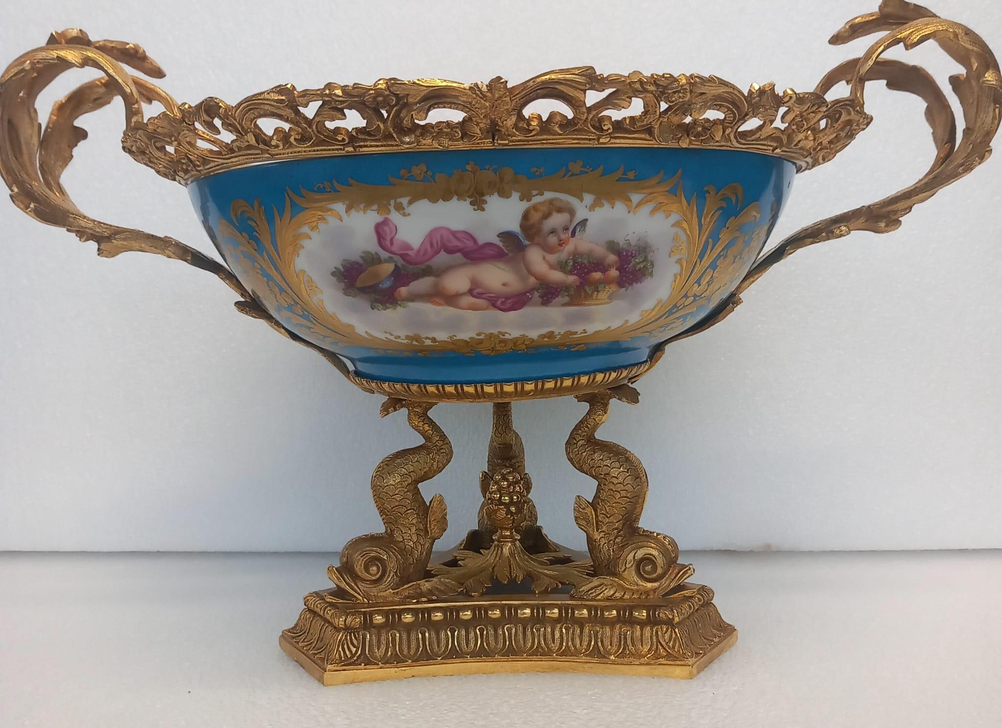 Exquisito centro de mesa de porcelana de estilo Sèvres y Ormolu francés antiguo (mediados del siglo XIX) Pintado a mano en venta