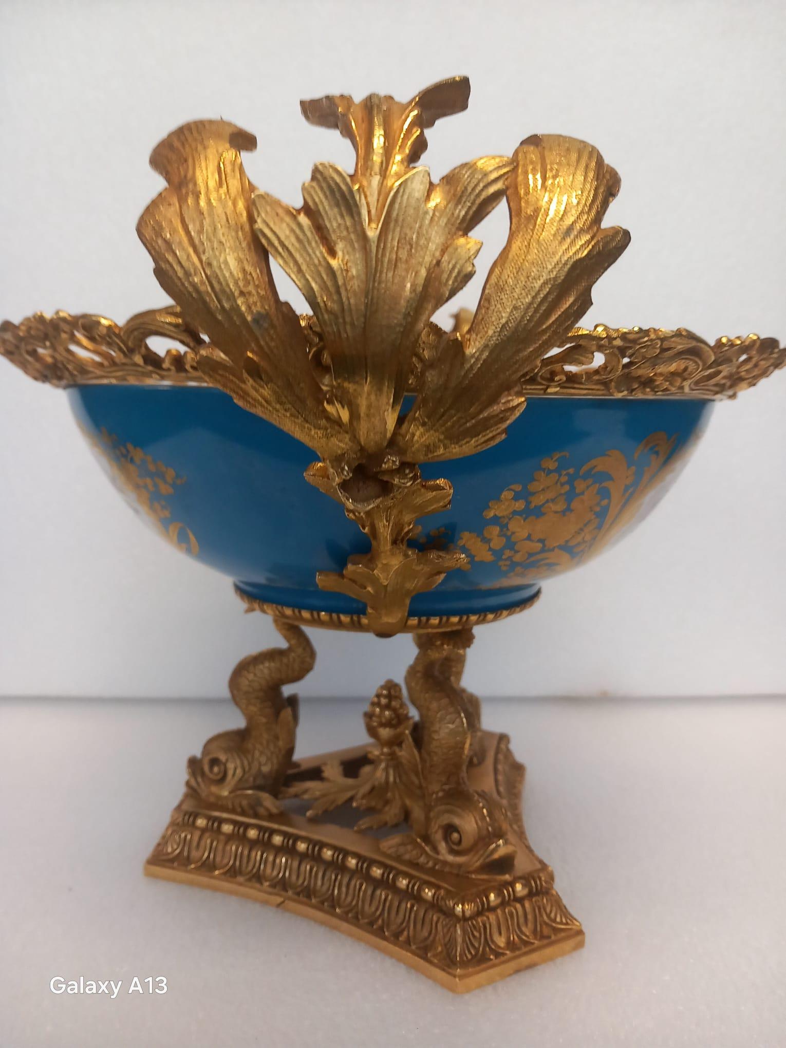Exquisito centro de mesa de porcelana de estilo Sèvres y Ormolu francés antiguo (mediados del siglo XIX) en Bueno estado para la venta en London, GB