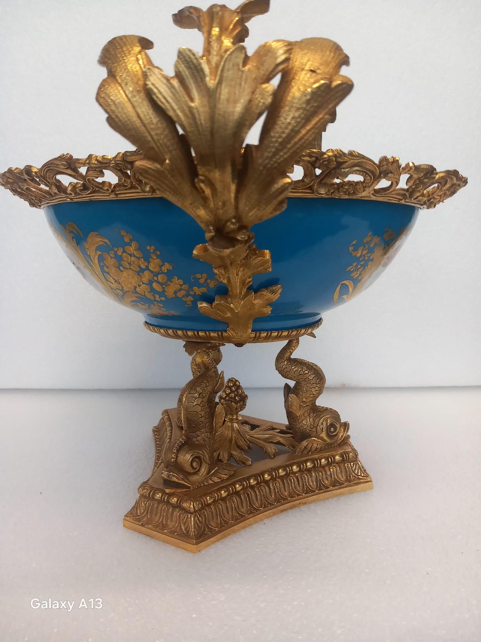Exquisito centro de mesa de porcelana de estilo Sèvres y Ormolu francés antiguo (mediados del siglo XIX) Bronce en venta