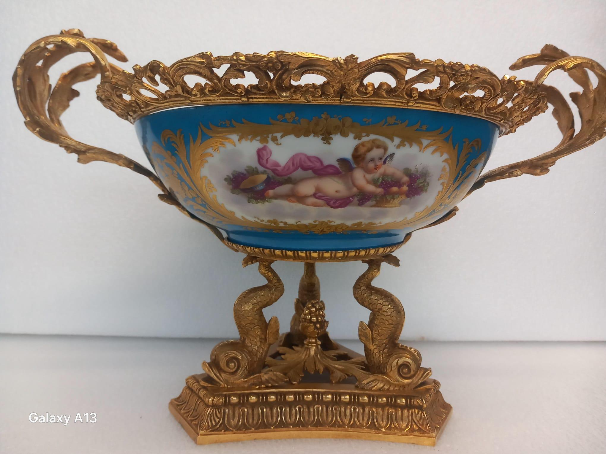 Exquisito centro de mesa de porcelana de estilo Sèvres y Ormolu francés antiguo (mediados del siglo XIX) en venta 2