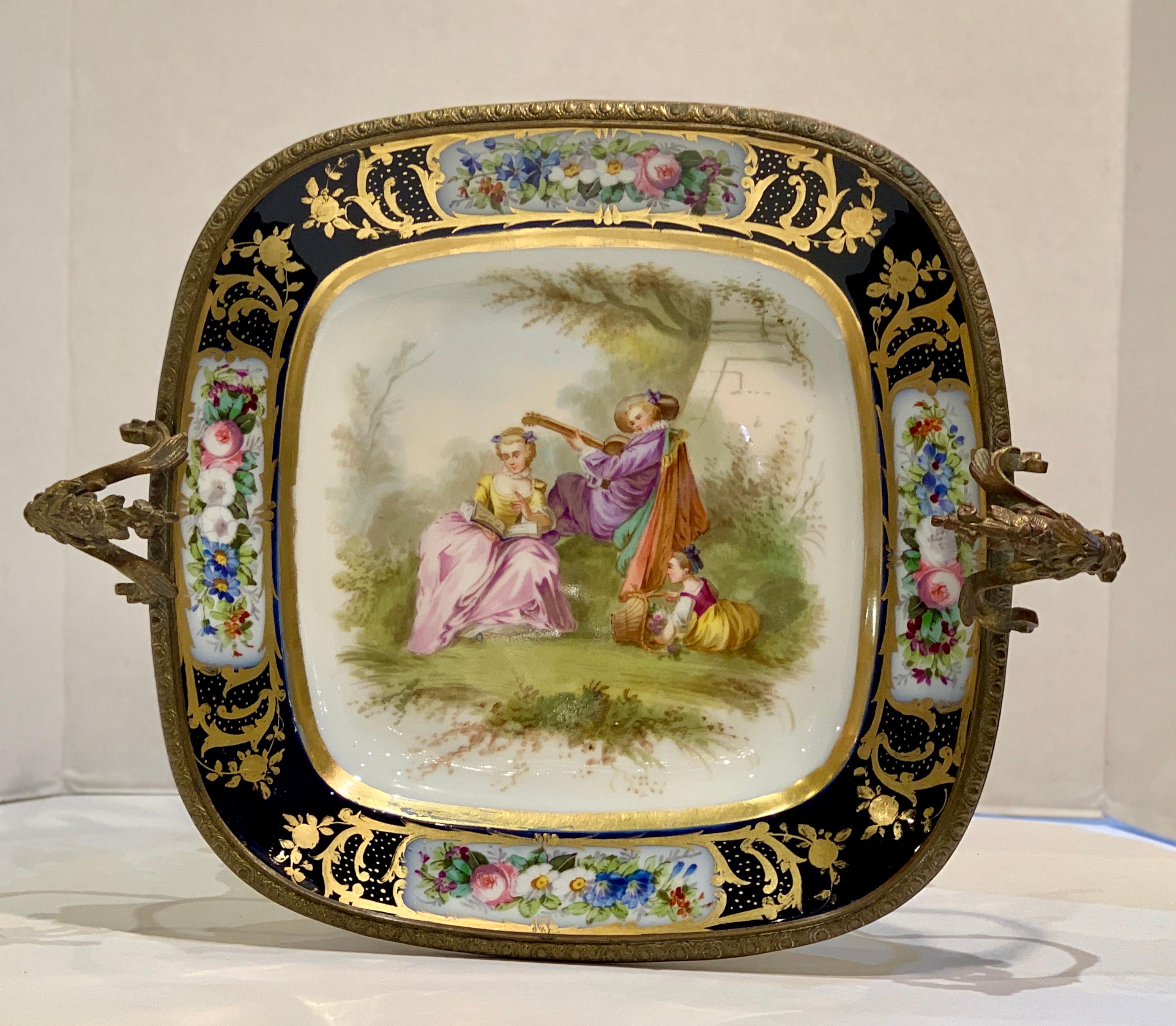 Exquisite antike französische Sevres Kompottschale aus kobaltfarbenem Porzellan und Goldbronze (Louis XVI.) im Angebot