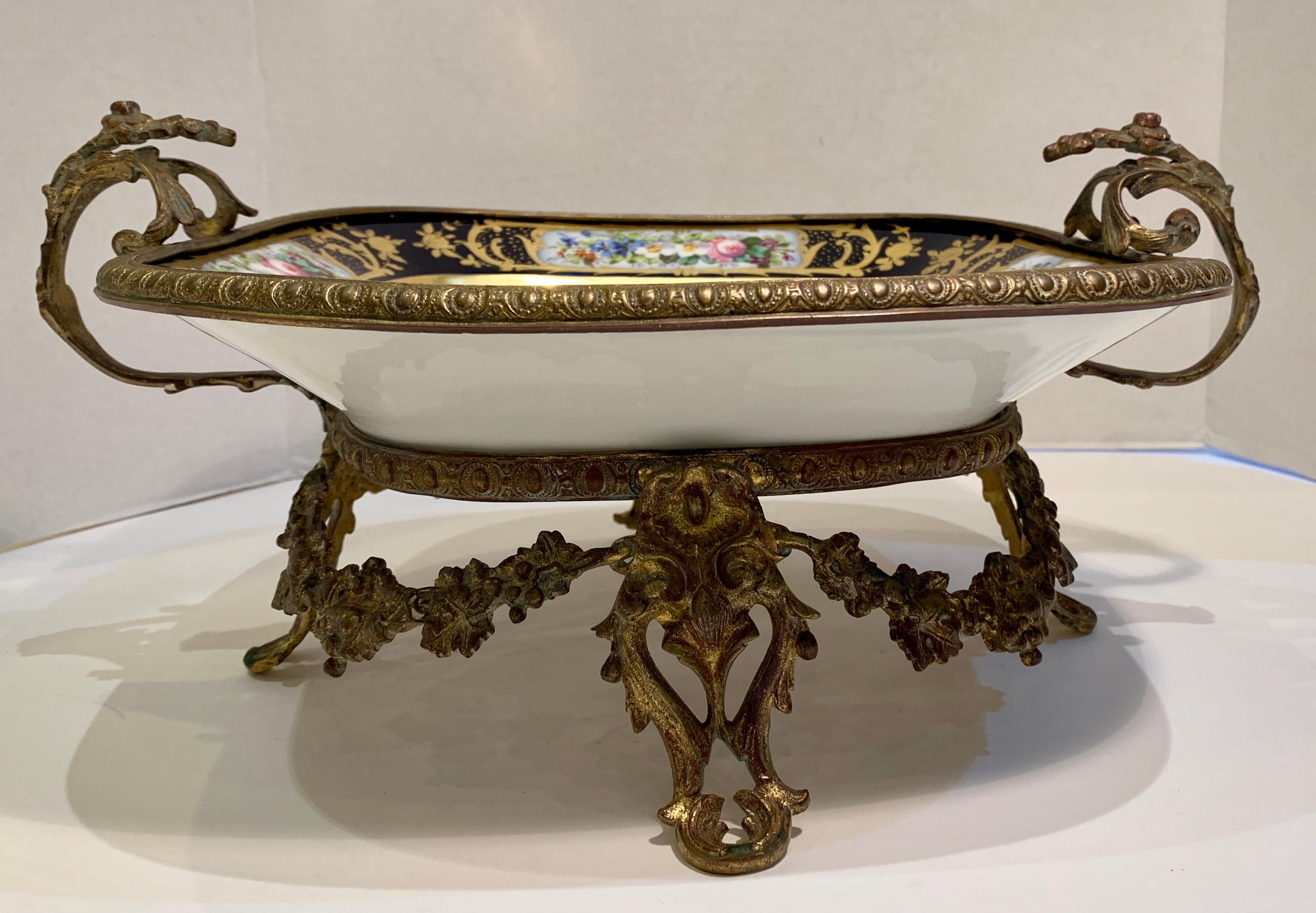 Peint à la main Magnifique compote de centre de table ancienne française de Sèvres en porcelaine cobalt et bronze doré en vente