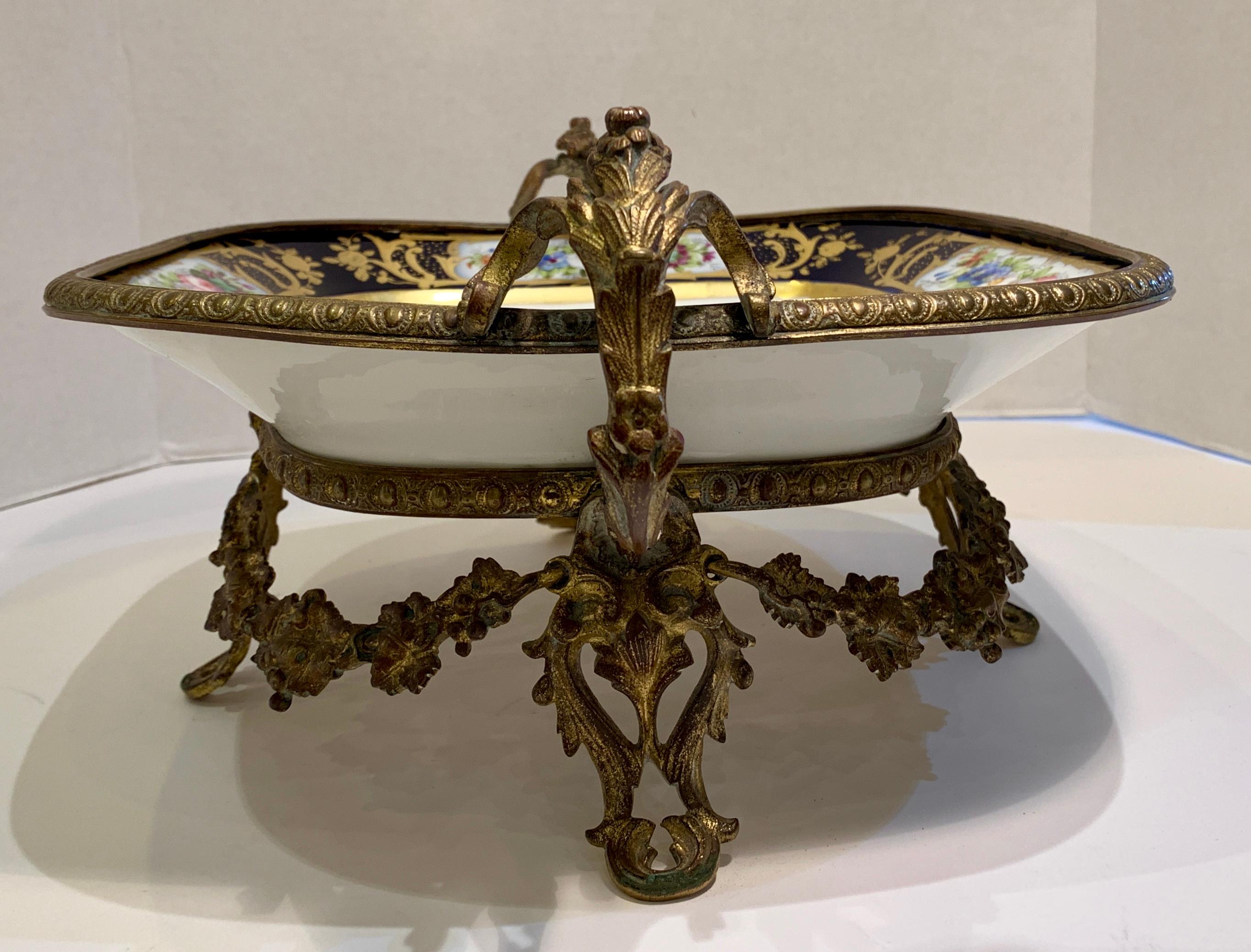 Magnifique compote de centre de table ancienne française de Sèvres en porcelaine cobalt et bronze doré Bon état - En vente à Tustin, CA