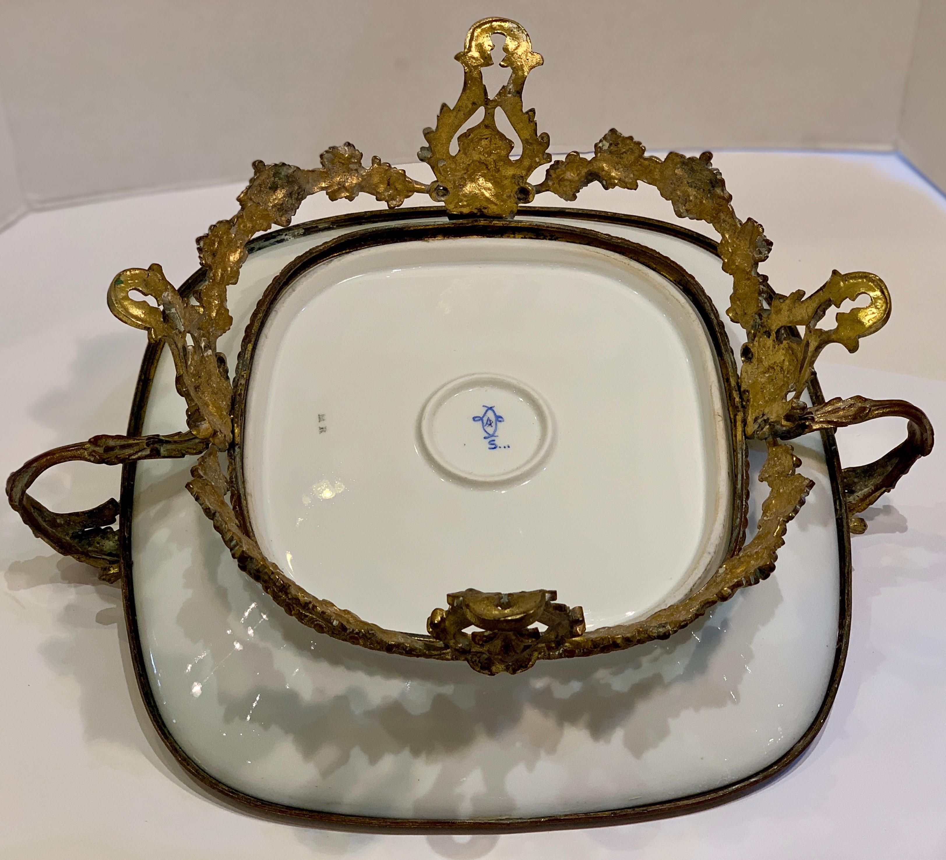 Exquisite antike französische Sevres Kompottschale aus kobaltfarbenem Porzellan und Goldbronze (19. Jahrhundert) im Angebot