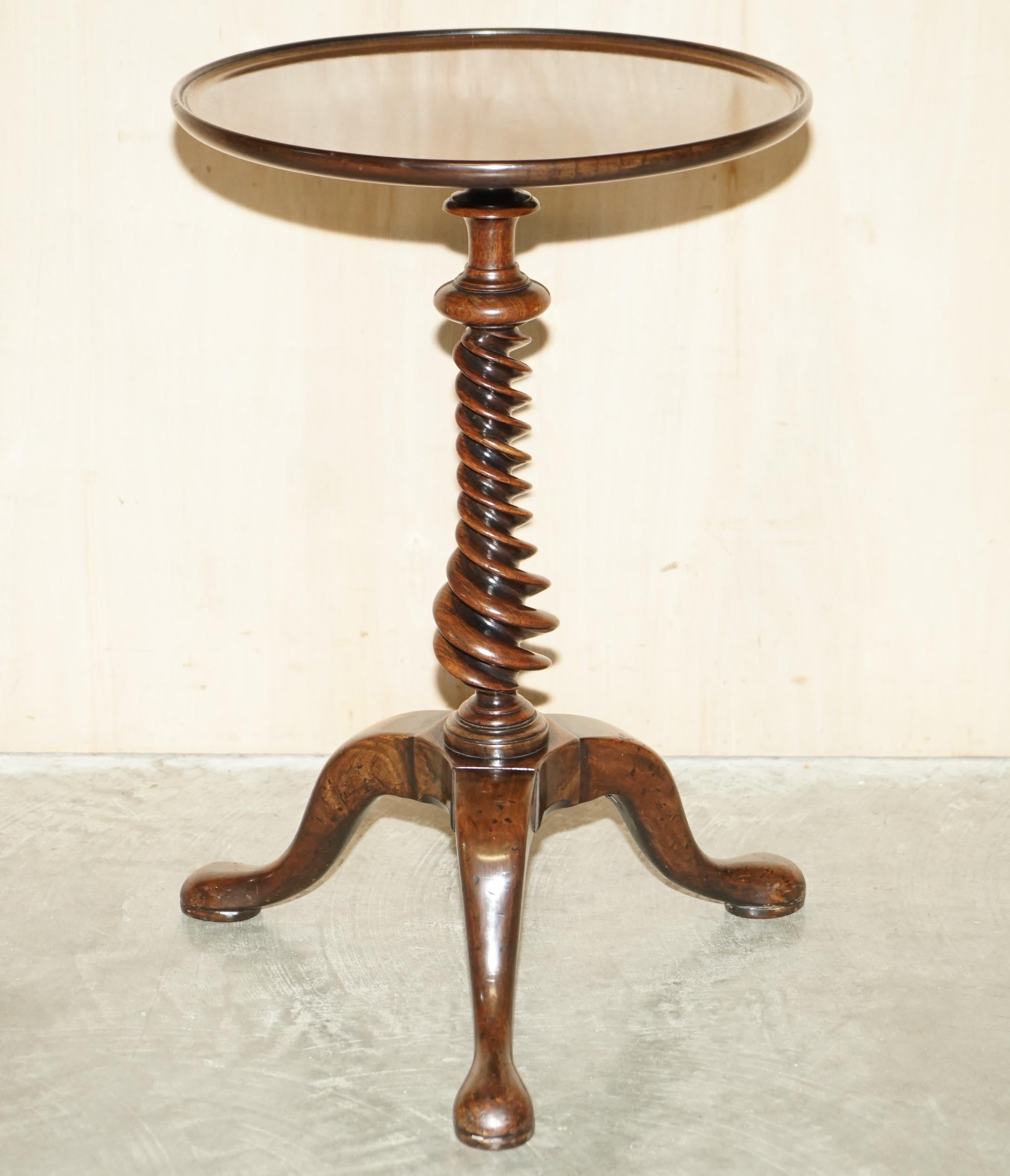 Wir freuen uns, diesen absolut exquisiten Beistelltisch aus reichem Palisanderholz George III um 1800-1820 mit spiralförmigem Säulenfuß zum Verkauf anzubieten.

Einer der schönsten Tische, die ich je in meinem Leben gesehen habe. Der spiralförmige