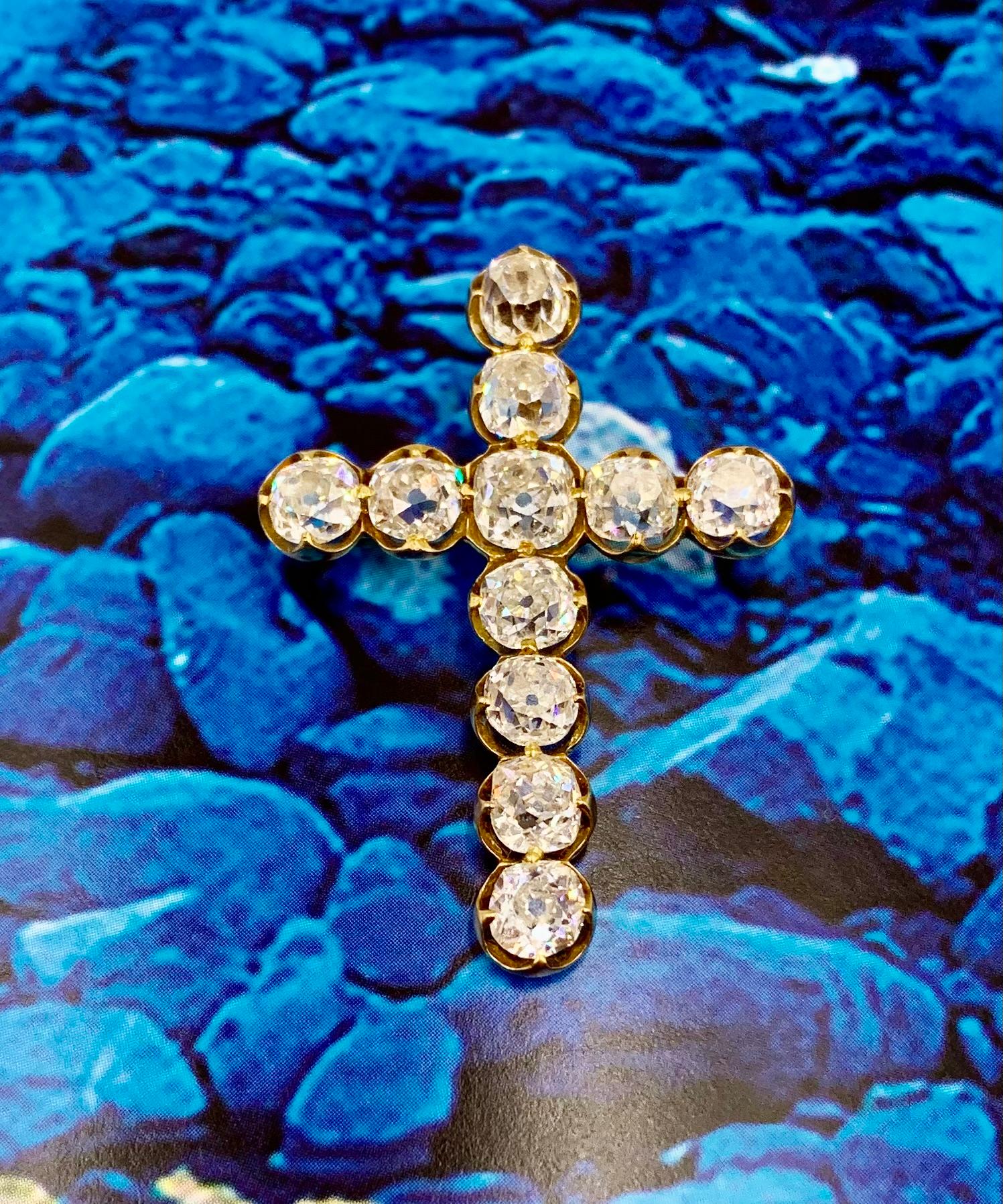 Klassisches Kreuz aus georgianischem Zeitalter mit 3,7TCW Diamanten im Old Mine-Schliff aus 18 Karat Gelbgold
19. Jahrhundert
Bestehend aus elf G-H-I Old Mine geschliffenen Diamanten, wobei der Mittelstein etwa 0,45 Karat misst. Jeder der Diamanten