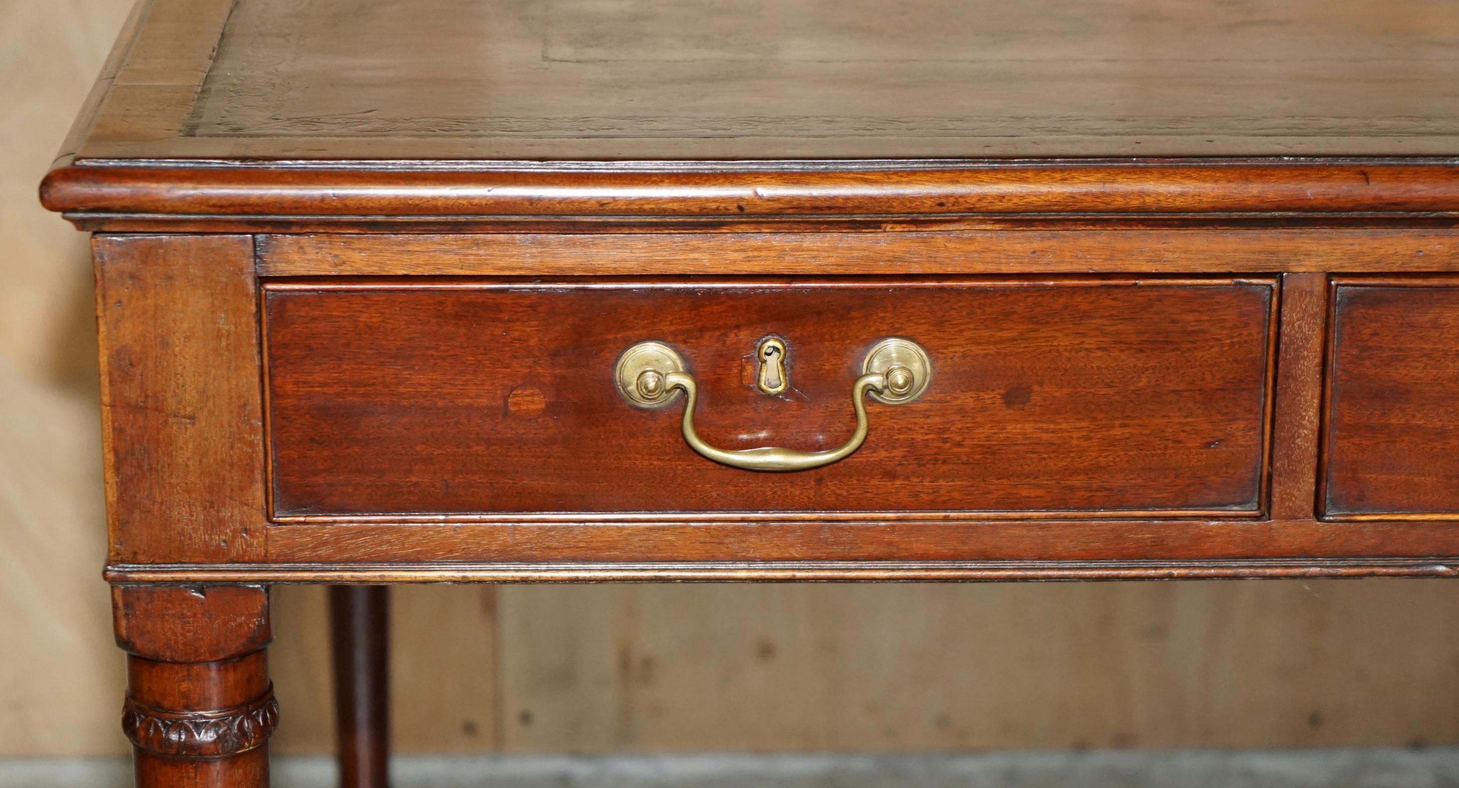 EXQUISITE ANTiQUE GEORGIAN IRISH 1780 RESTORED BROWN LEATHER WRITING TABLE DESK For Sale 4