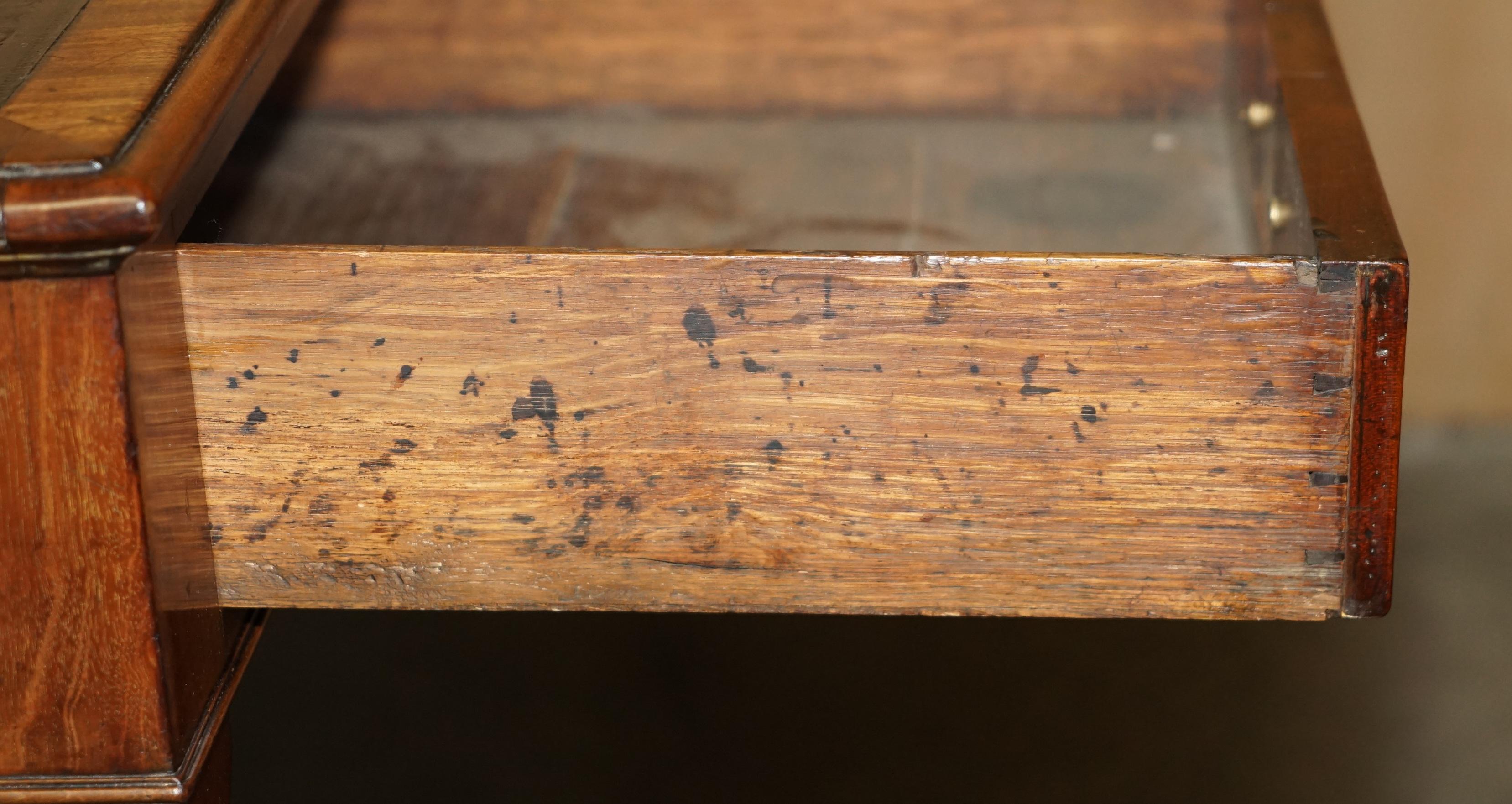 EXQUISITE ANTiQUE GEORGIAN IRISH 1780 RESTORED BROWN LEATHER WRITING TABLE DESK For Sale 13