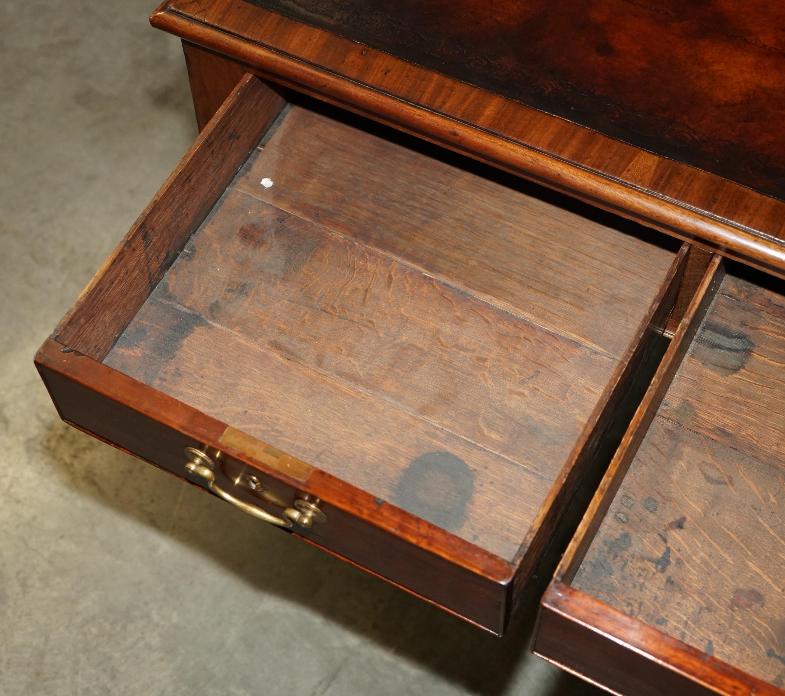 EXQUISITE ANTiQUE GEORGIAN IRISH 1780 RESTORED BROWN LEATHER WRITING TABLE DESK For Sale 14
