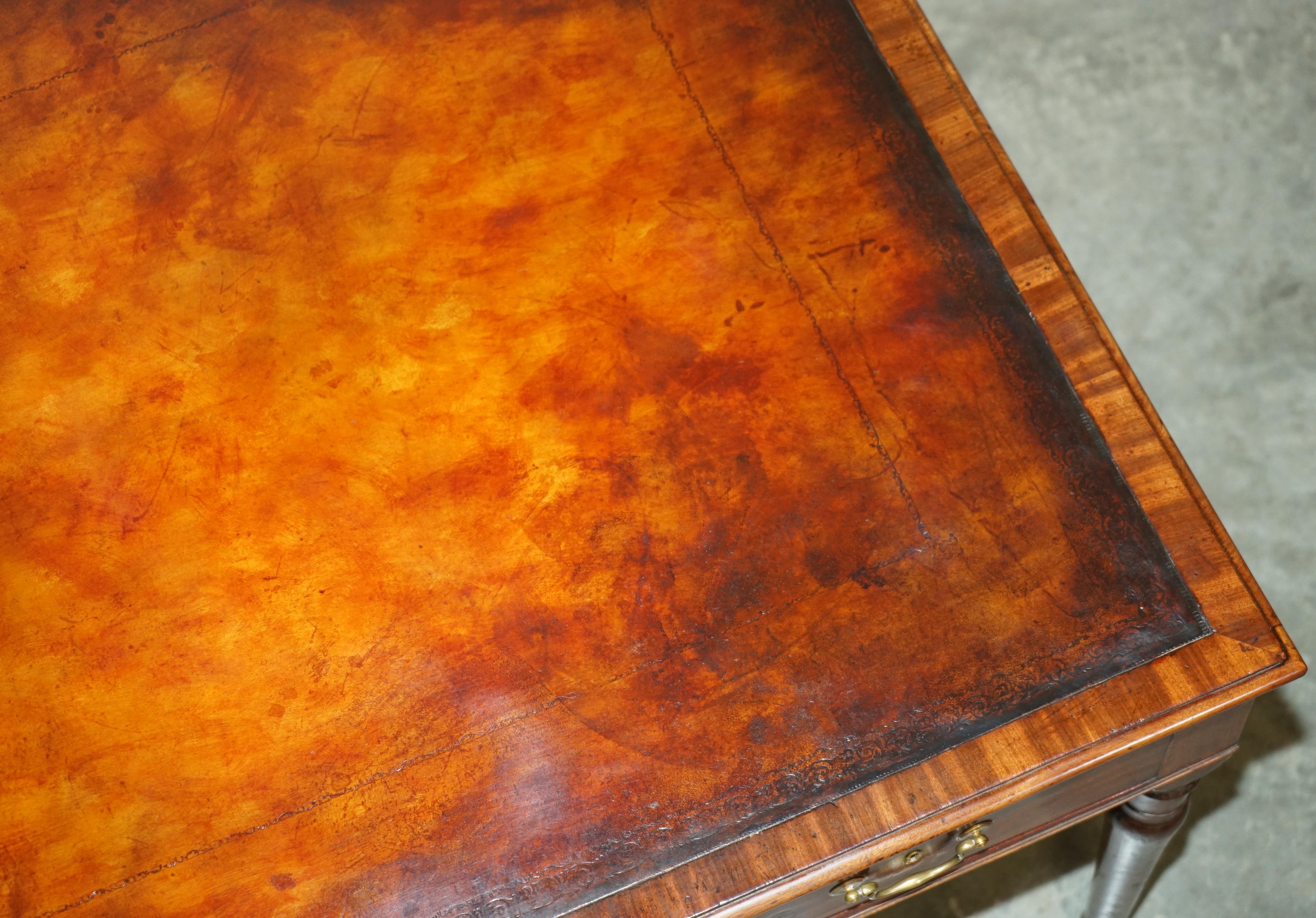 EXQUISITO ESCRITORIO DE MESA DE ESCRITURA EN CUERO MARRON RESTAURADO DE 1780 IRLANDA GEORGICA ANTiQUE finales del siglo XVIII en venta