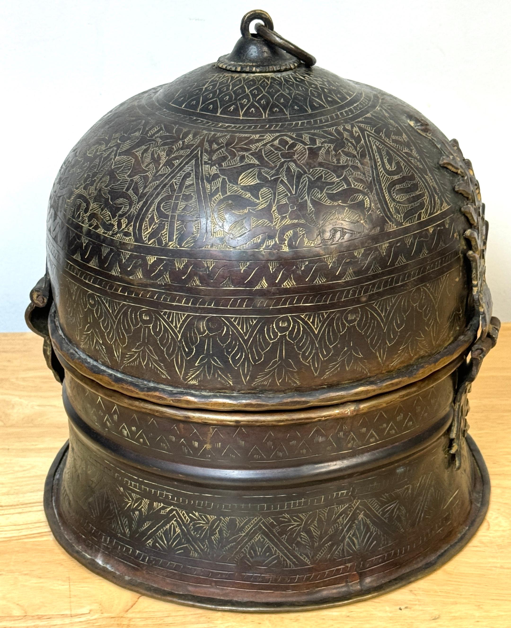 Exquis coffret ancien islamique moghol gravé et doré à dôme en émail doré, n° 145 en vente 2