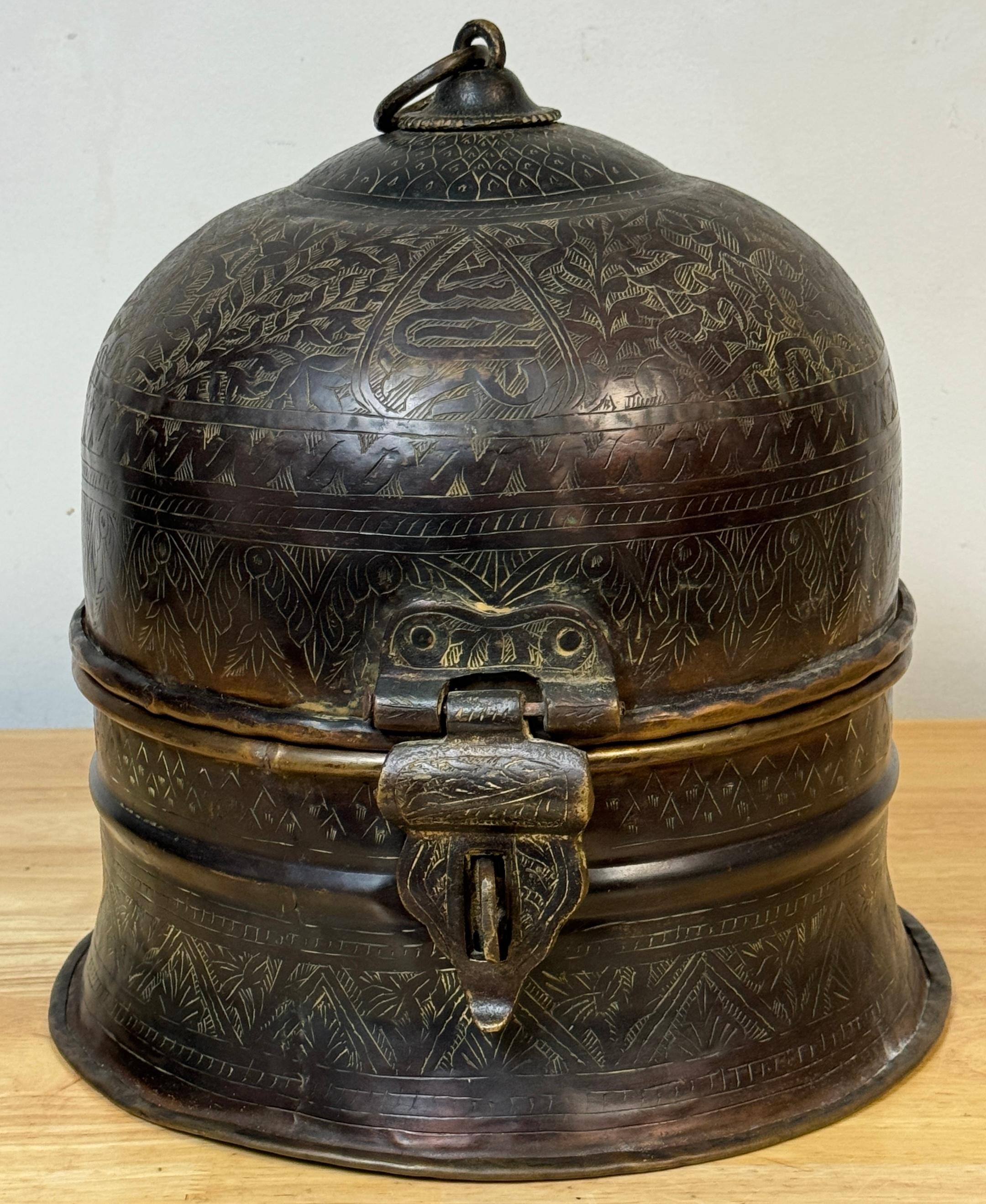Exquise boîte à dôme islamique-moghol gravée et en émail doré, #145 avec étiquette d'importation, Perse/IInde, 20e siècle

Cette exquise boîte à dôme moghole ancienne est un magnifique exemple de l'art indo-islamique du XXe siècle, originaire de