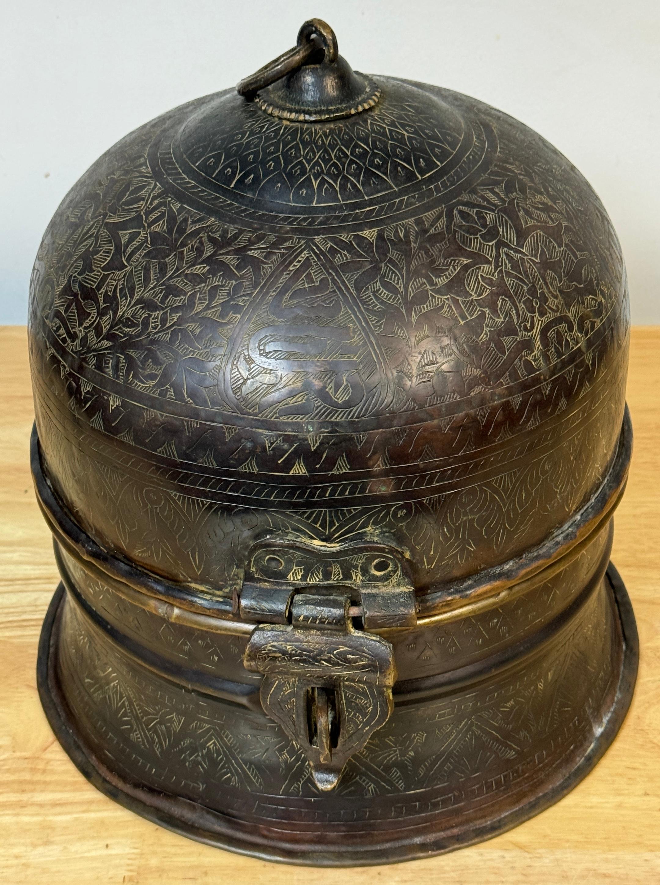 Islamique Exquis coffret ancien islamique moghol gravé et doré à dôme en émail doré, n° 145 en vente
