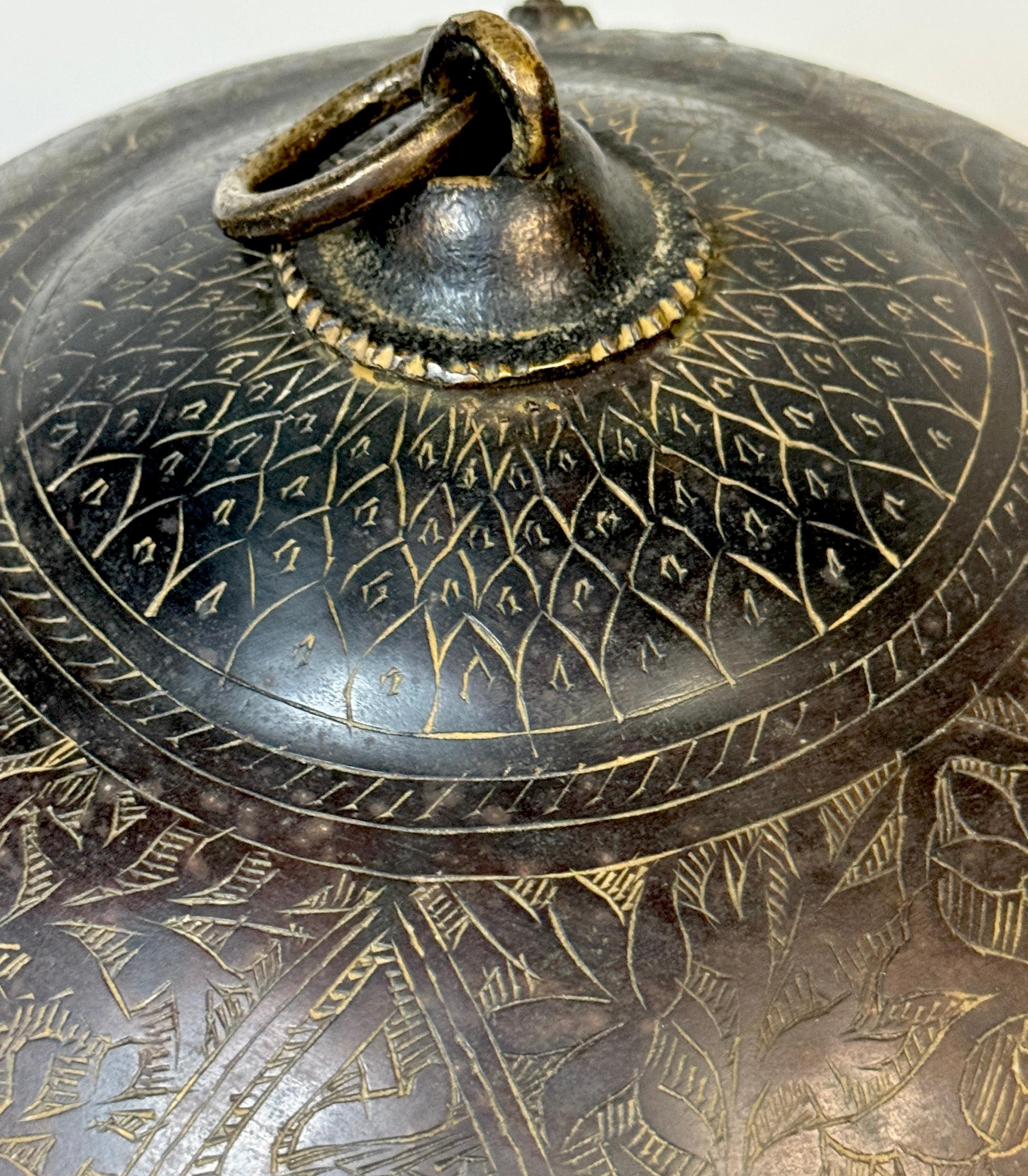 Asiatique Exquis coffret ancien islamique moghol gravé et doré à dôme en émail doré, n° 145 en vente