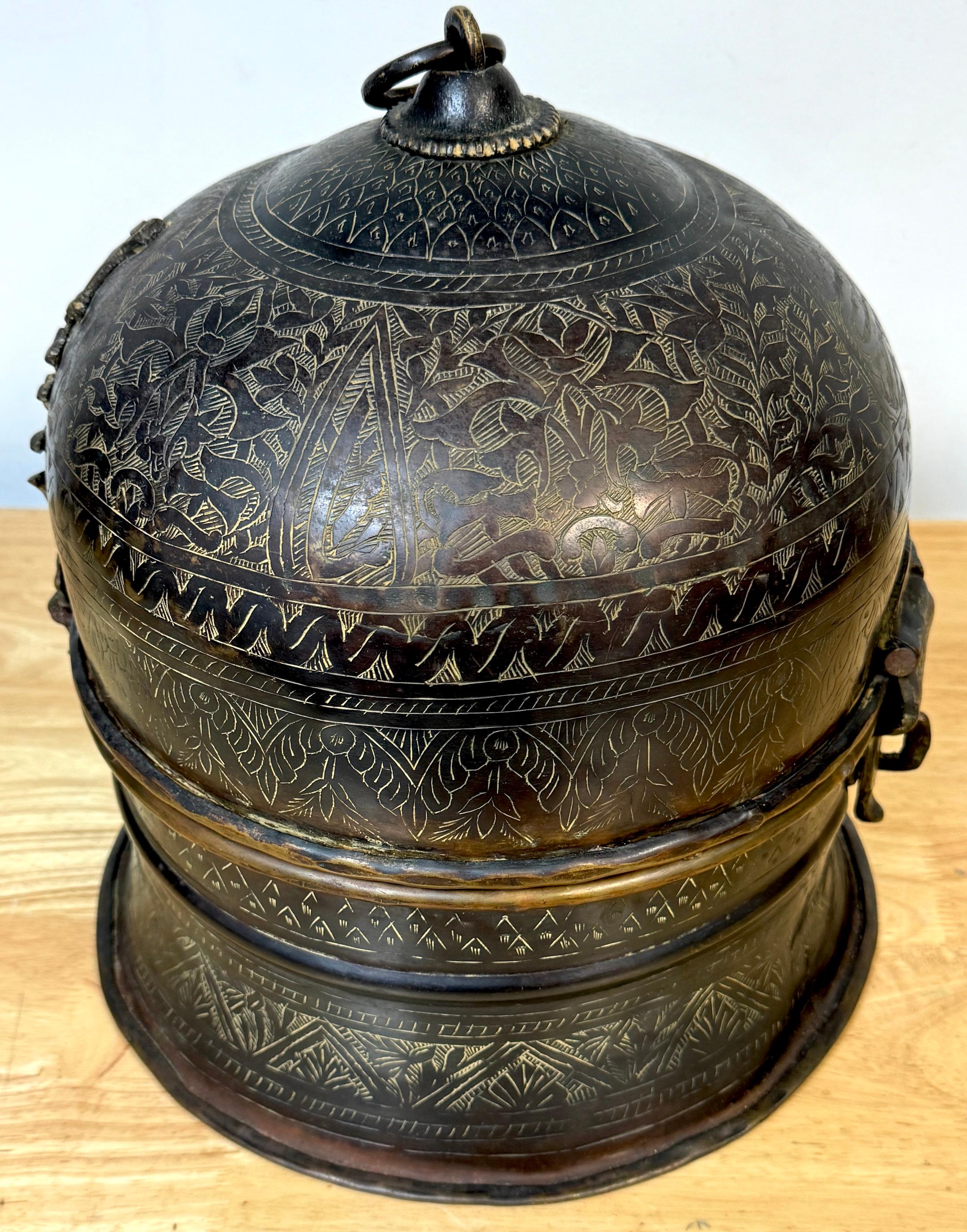 Émaillé Exquis coffret ancien islamique moghol gravé et doré à dôme en émail doré, n° 145 en vente