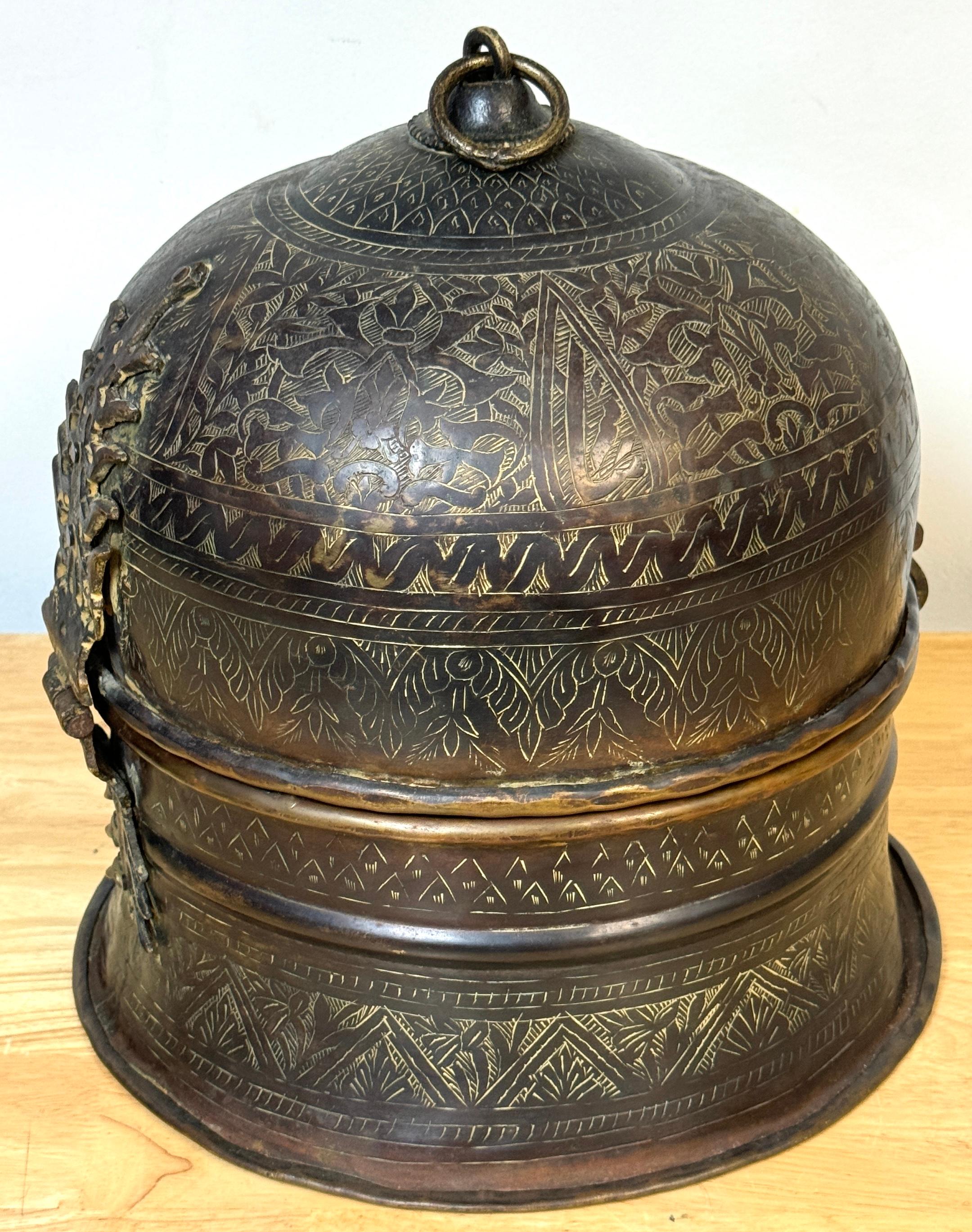 20ième siècle Exquis coffret ancien islamique moghol gravé et doré à dôme en émail doré, n° 145 en vente