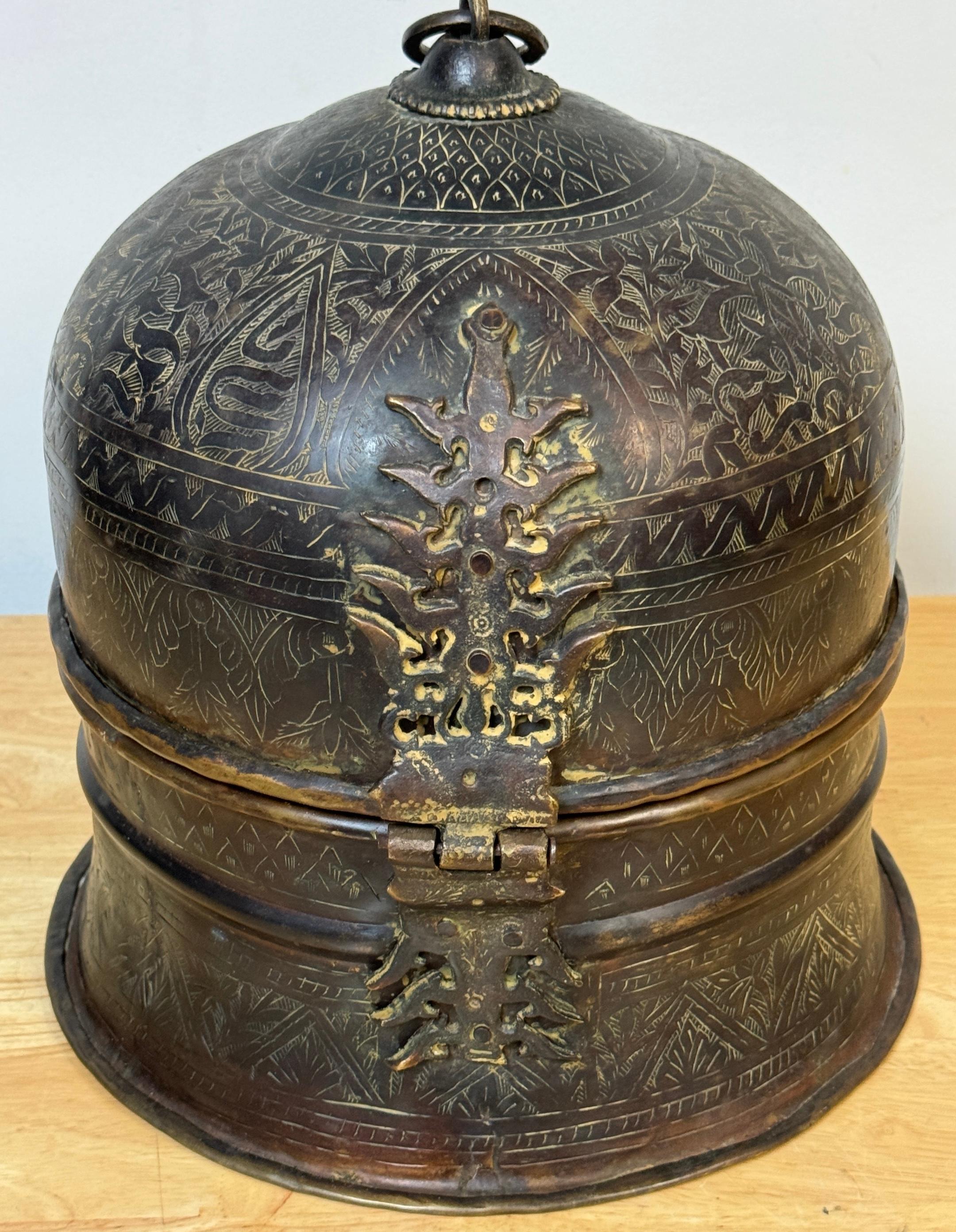 Bronze Exquis coffret ancien islamique moghol gravé et doré à dôme en émail doré, n° 145 en vente
