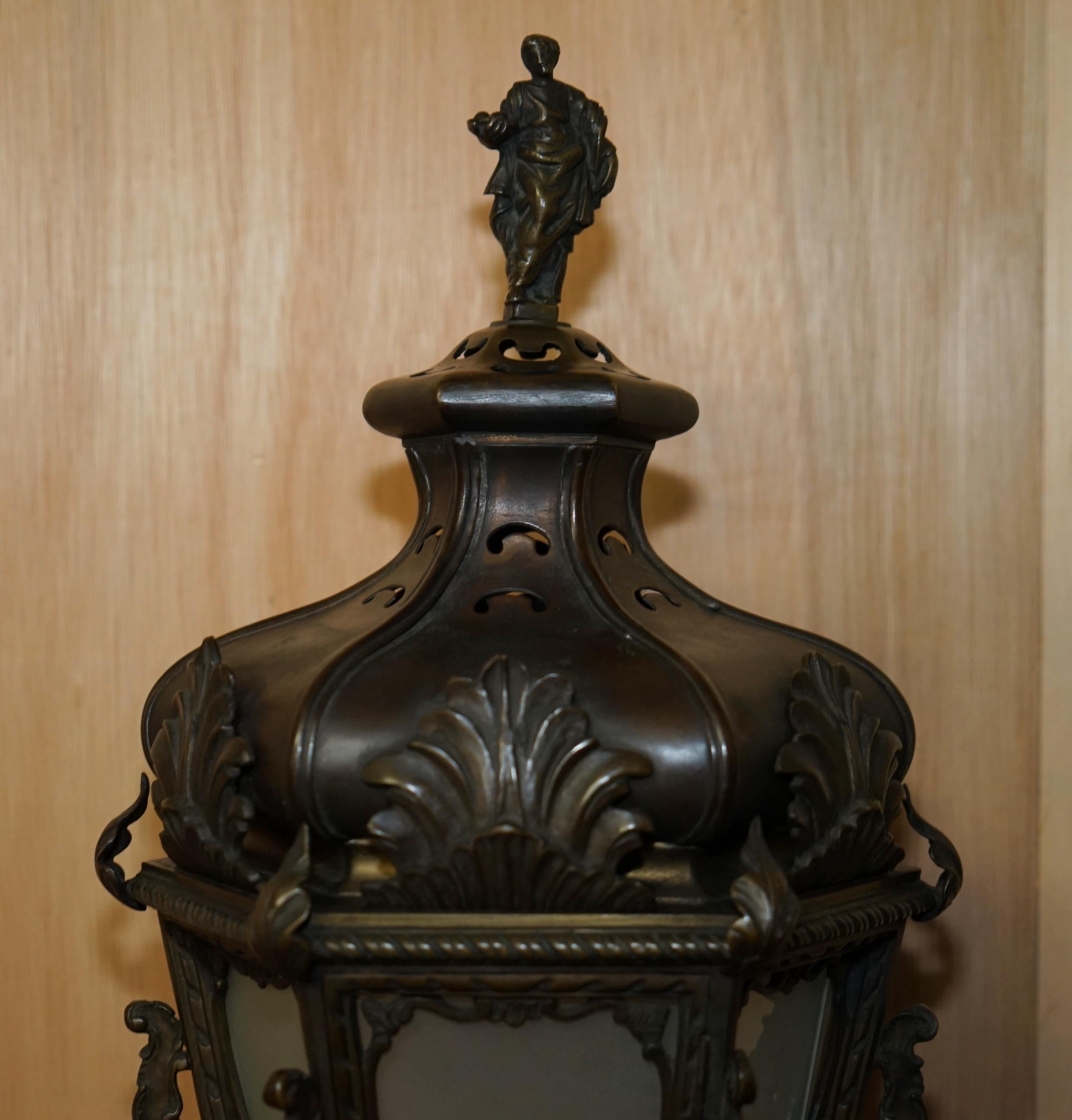 Art nouveau EXQUISITE lampe de table italienne antique en rotin, récupérée dans un post de lampe en rotin en vente