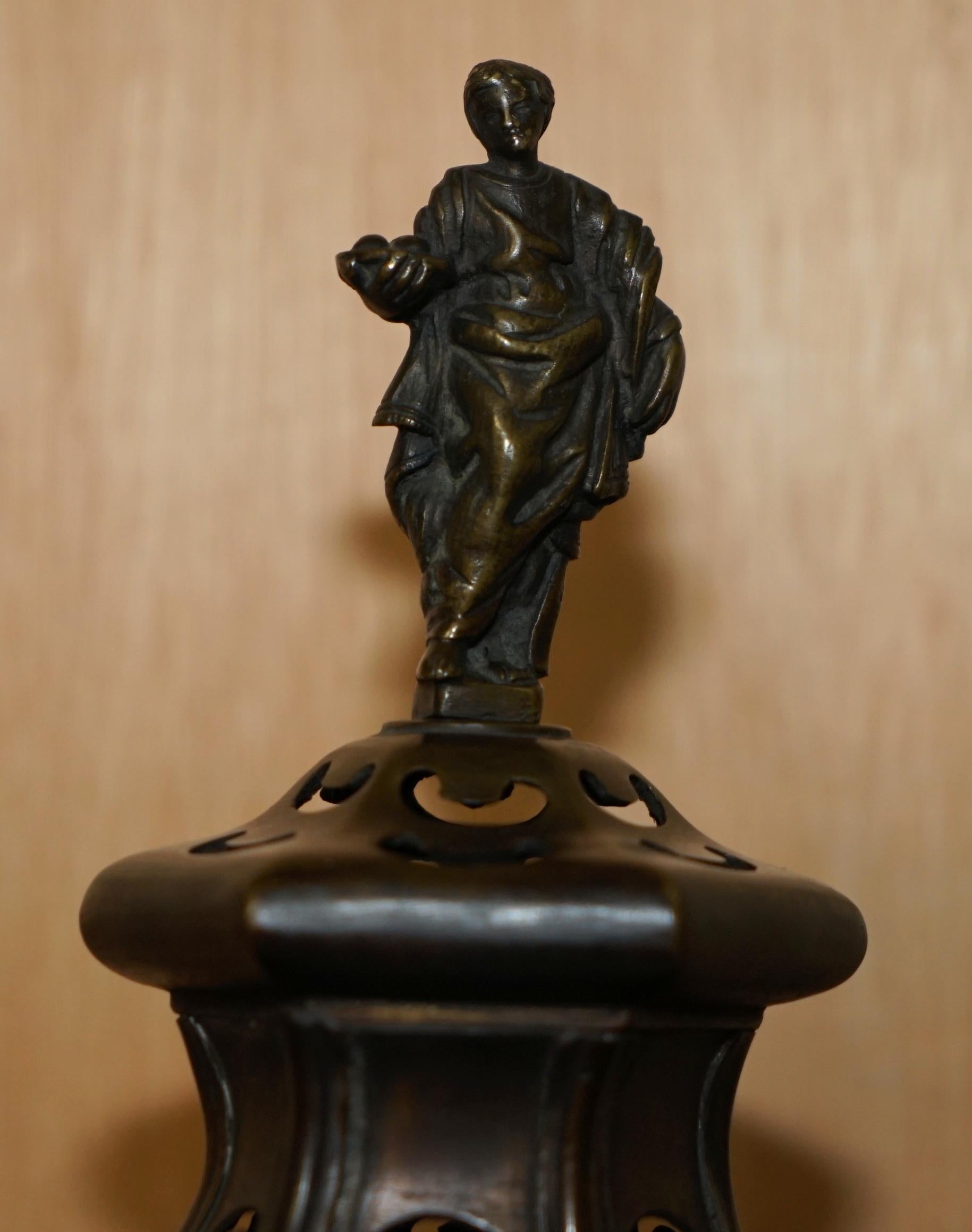 Fait main EXQUISITE lampe de table italienne antique en rotin, récupérée dans un post de lampe en rotin en vente