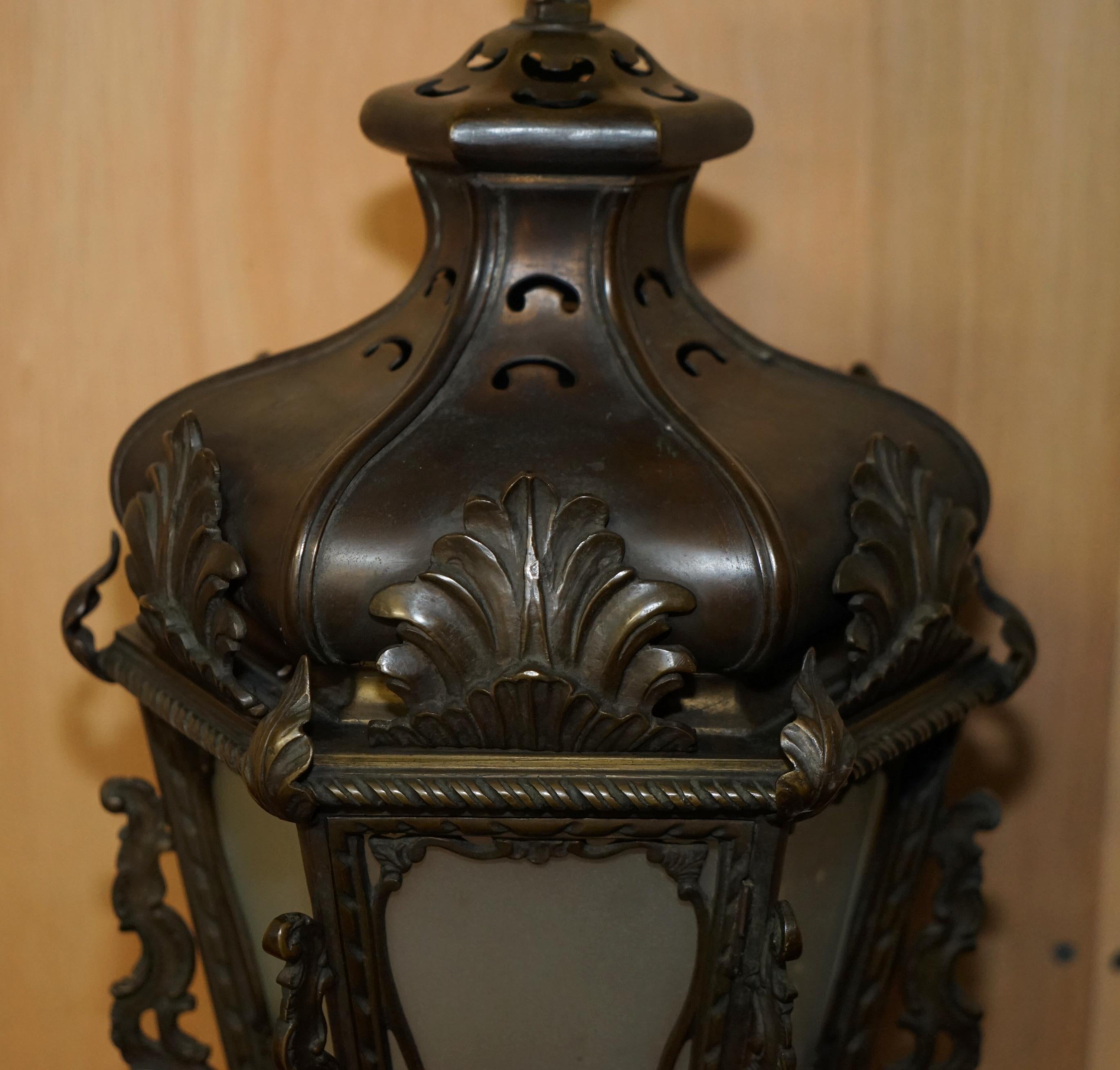 20ième siècle EXQUISITE lampe de table italienne antique en rotin, récupérée dans un post de lampe en rotin en vente