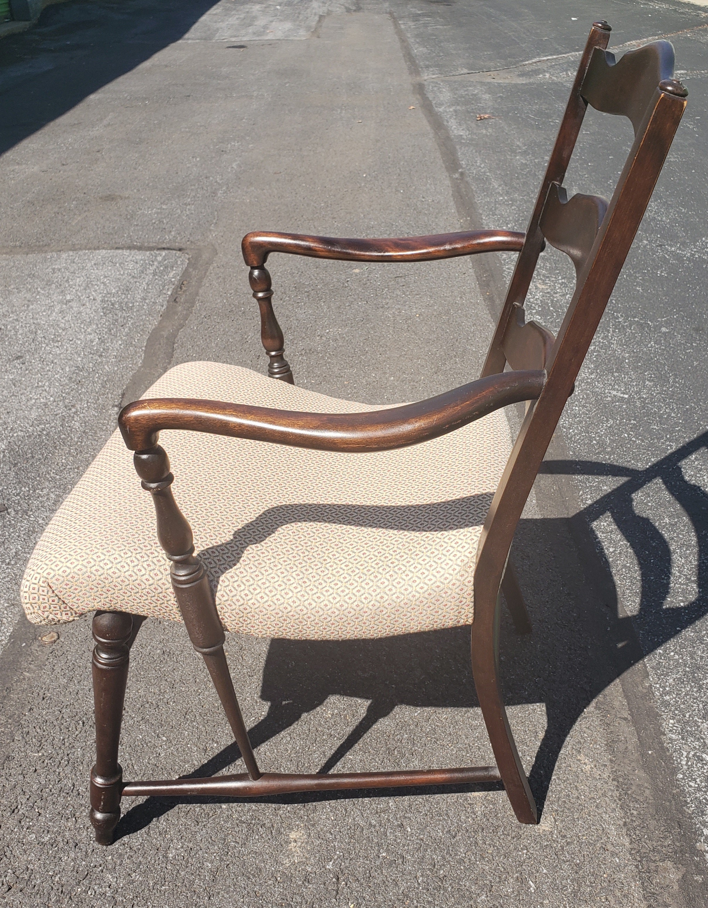20ième siècle Magnifique fauteuil ancien en acajou à assise allongée rembourrée, vers 1920 en vente
