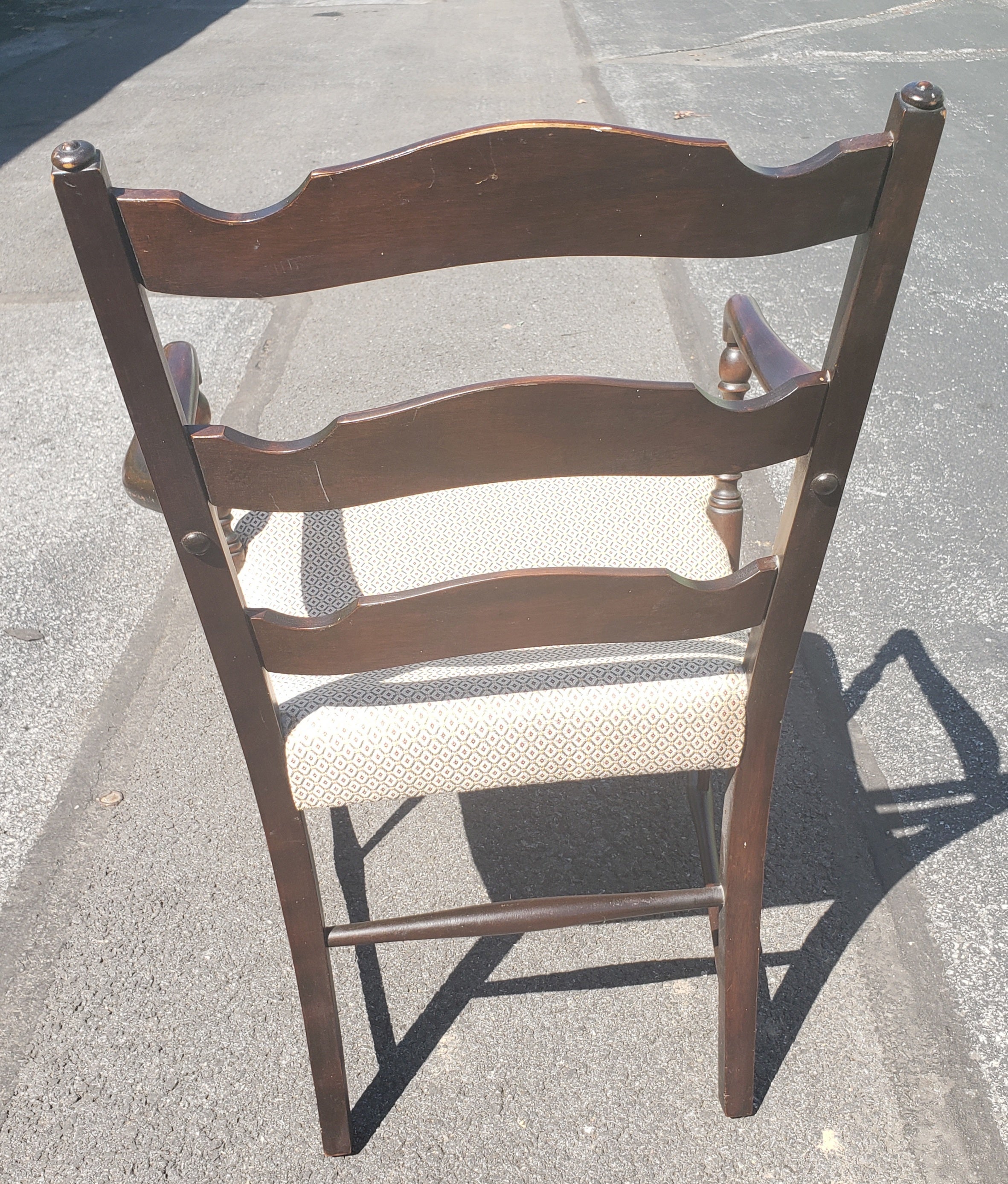Acajou Magnifique fauteuil ancien en acajou à assise allongée rembourrée, vers 1920 en vente