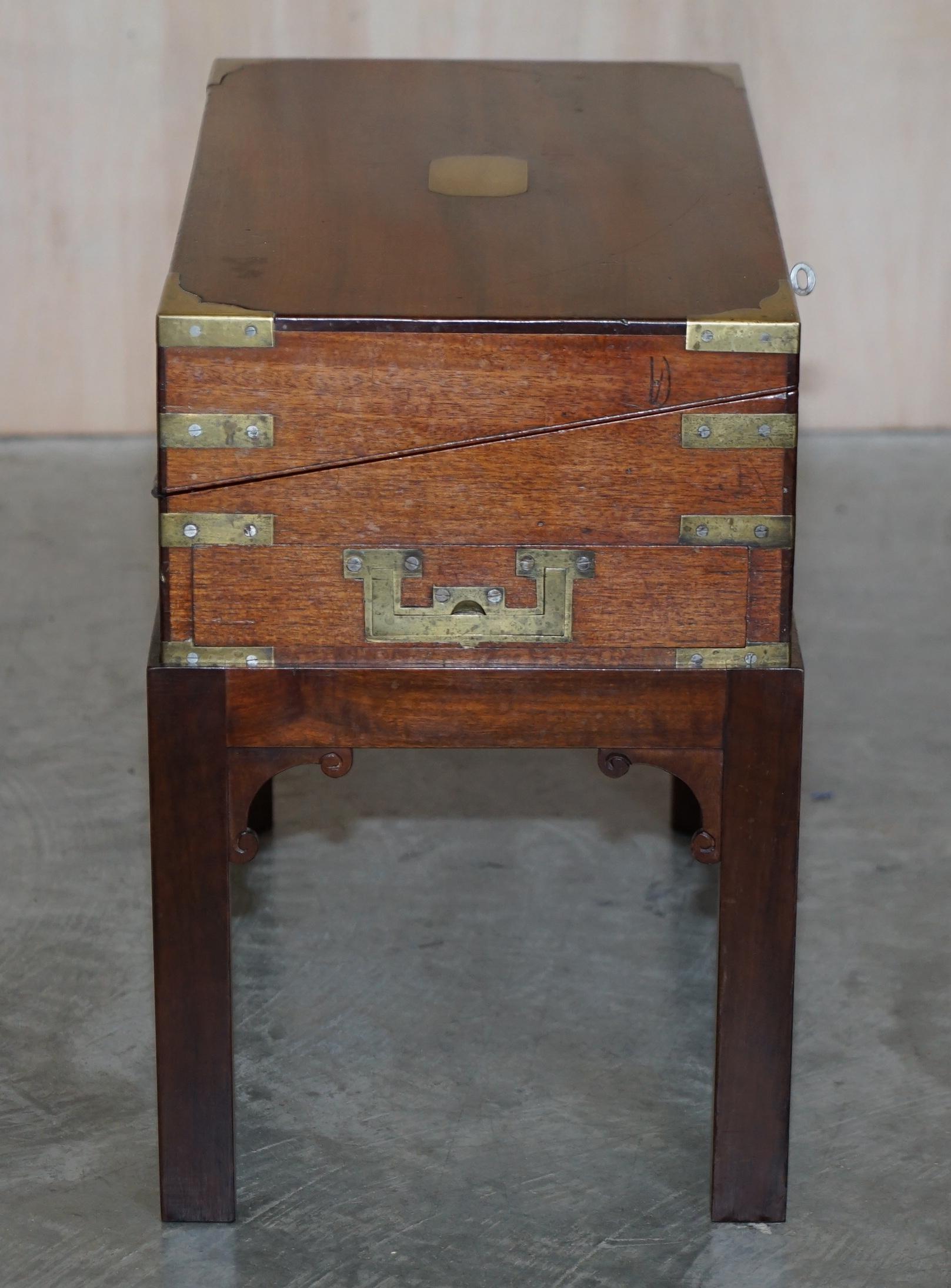 Exquisiter antiker Schreibtisch aus Hartholz für die militärische Kampagne, Schreibpult und späterer Ständer im Angebot 3