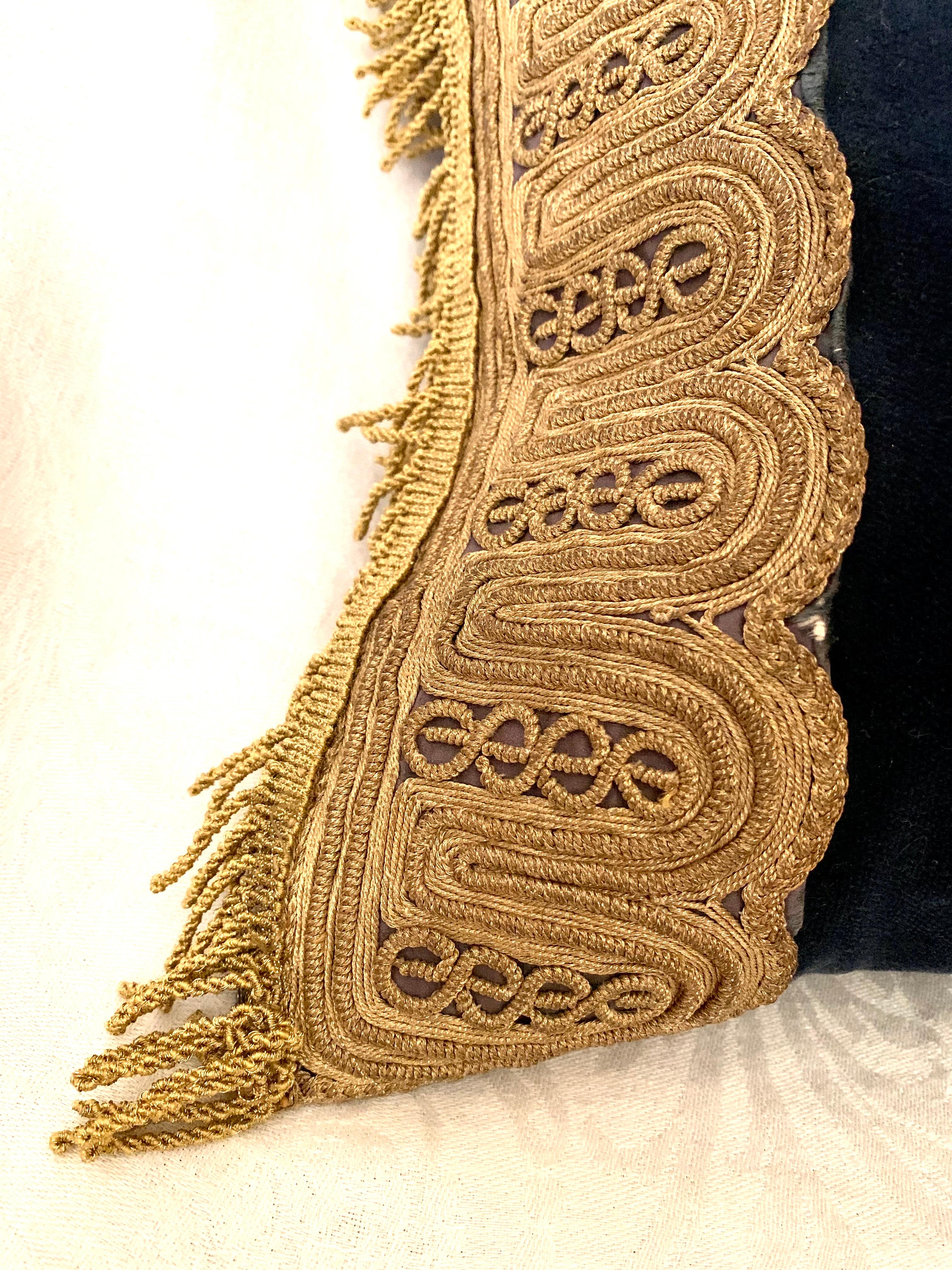Coussin ancien brodé à la main en fil d'or métallique et velours bleu. Travail très fin et détaillé sur la broderie en or en forme d'arcs multiples et continus. La broderie date du XIXe siècle. Elle a été conçue comme un oreiller en velours bleu fin