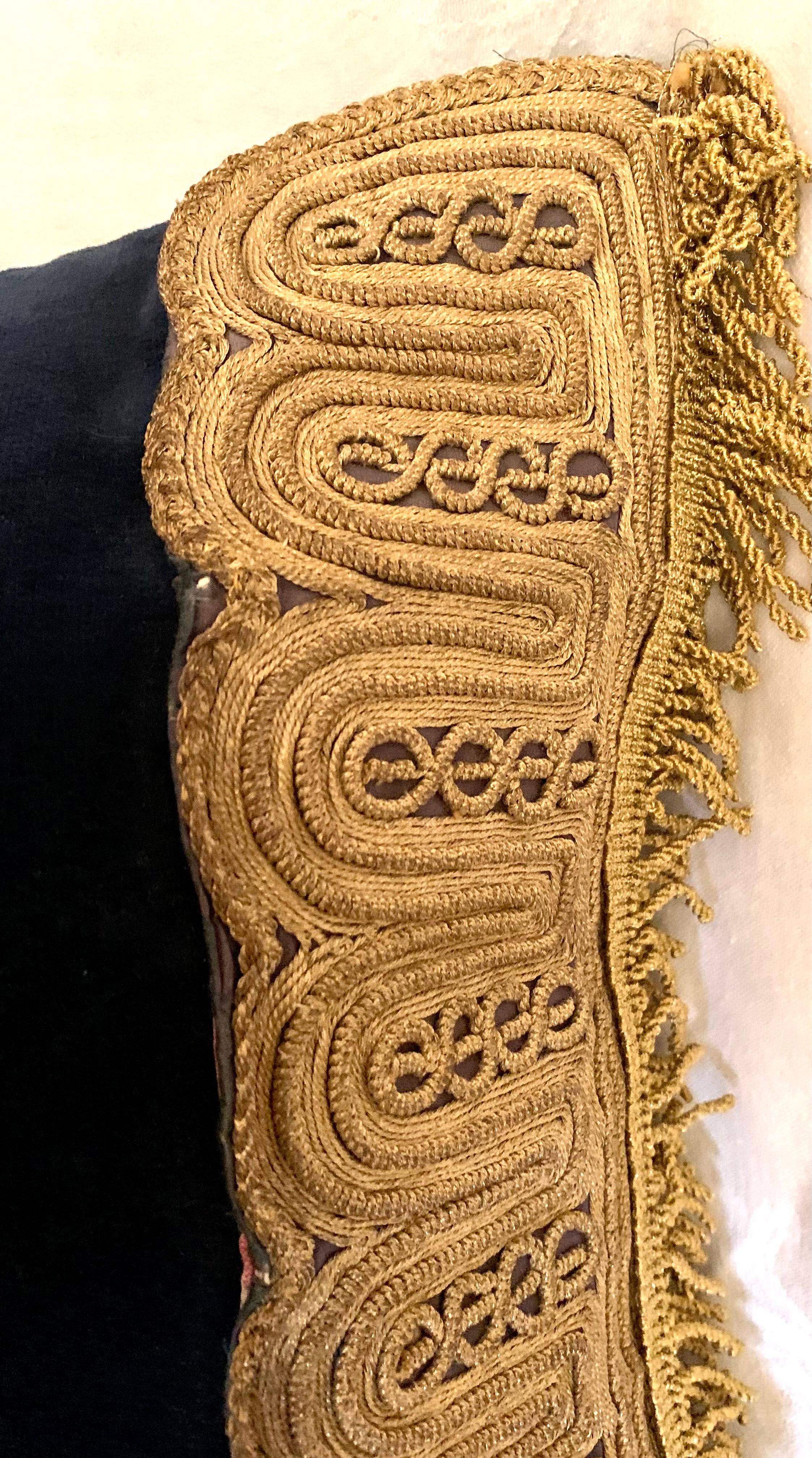 Magnifique coussin ancien en velours bleu brodé à la main avec fil d'or métallique Bon état - En vente à New York, NY