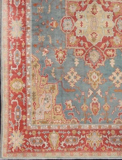 Antiker türkischer Oushak-Teppich auf blauem Hintergrund und orange-roter Farbbordüre