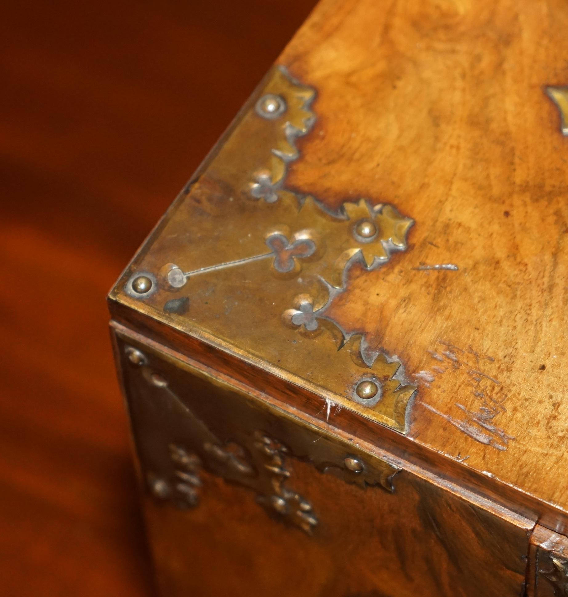 EXQUISITE ANTIQUE REGENCY CiRCA 1820 BURR WALNUT & BRASS CIGAR HUMIDOR CHEST In Good Condition For Sale In West Sussex, Pulborough