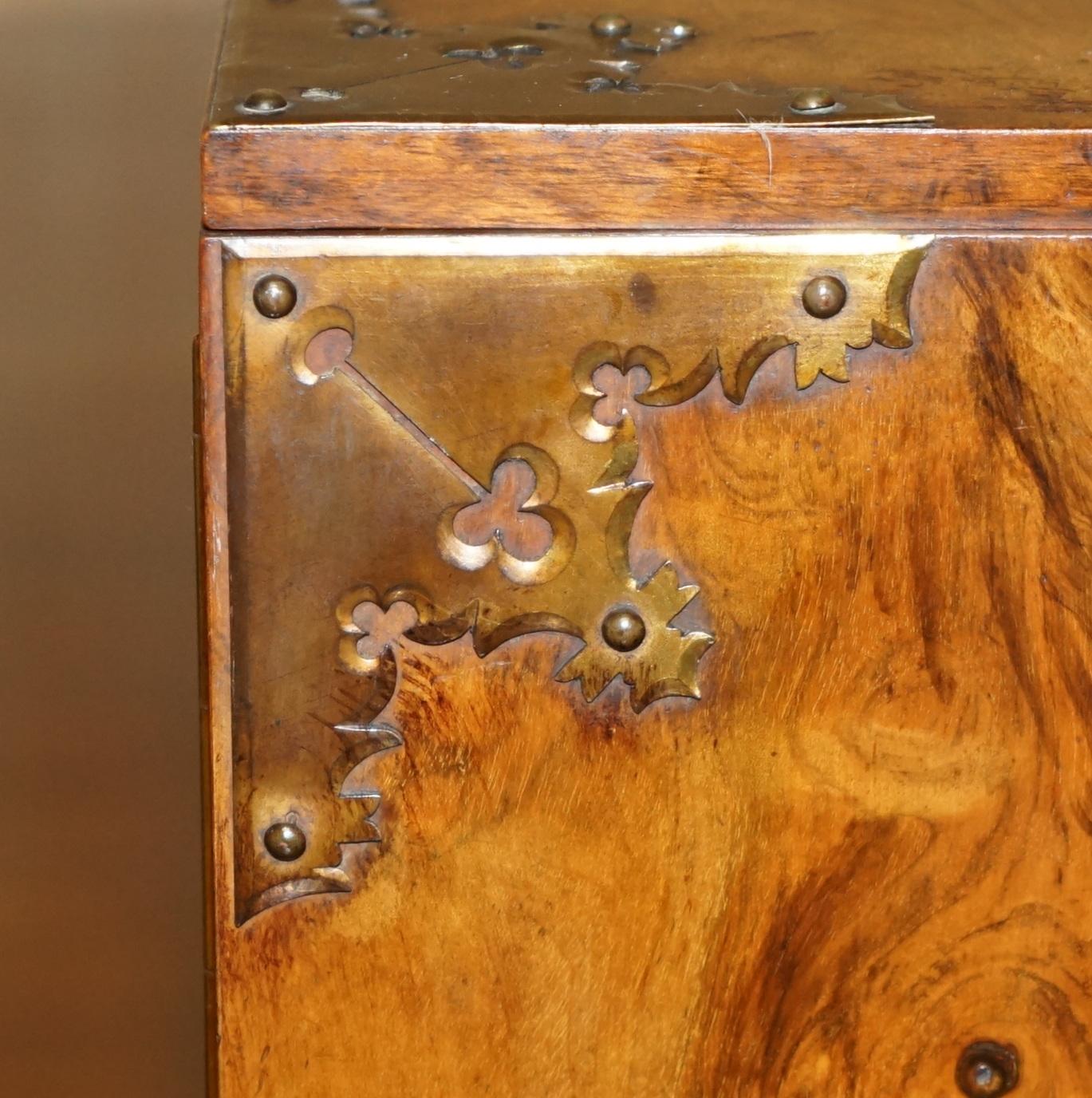 EXQUISITE ANTIQUE REGENCY CiRCA 1820 BURR WALNUT & BRASS CIGAR HUMIDOR CHEST For Sale 1