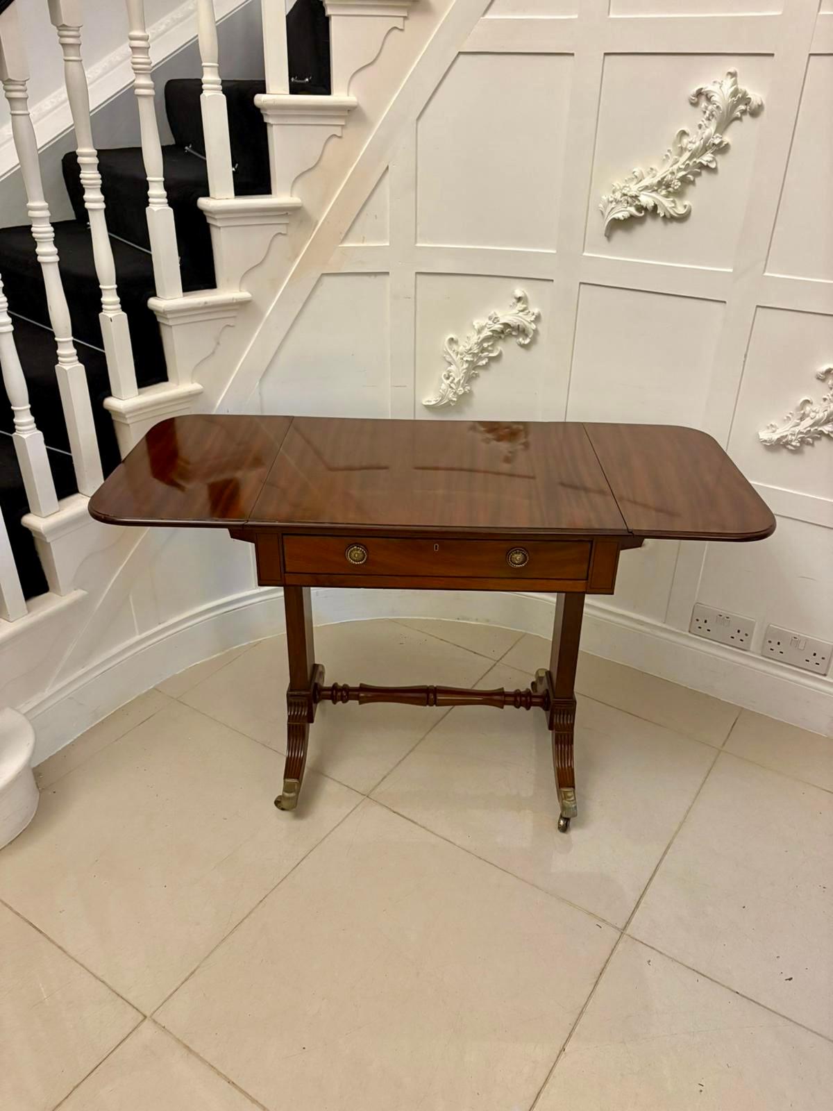 Exquise table de canapé autoportante en acajou de style Regency ancien en vente 4