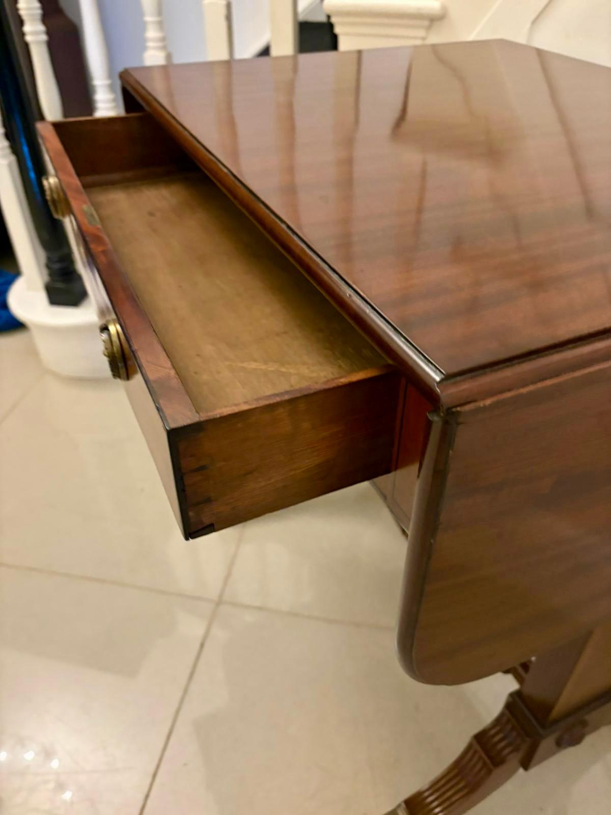 Exquise table de canapé autoportante en acajou de style Regency ancien en vente 5