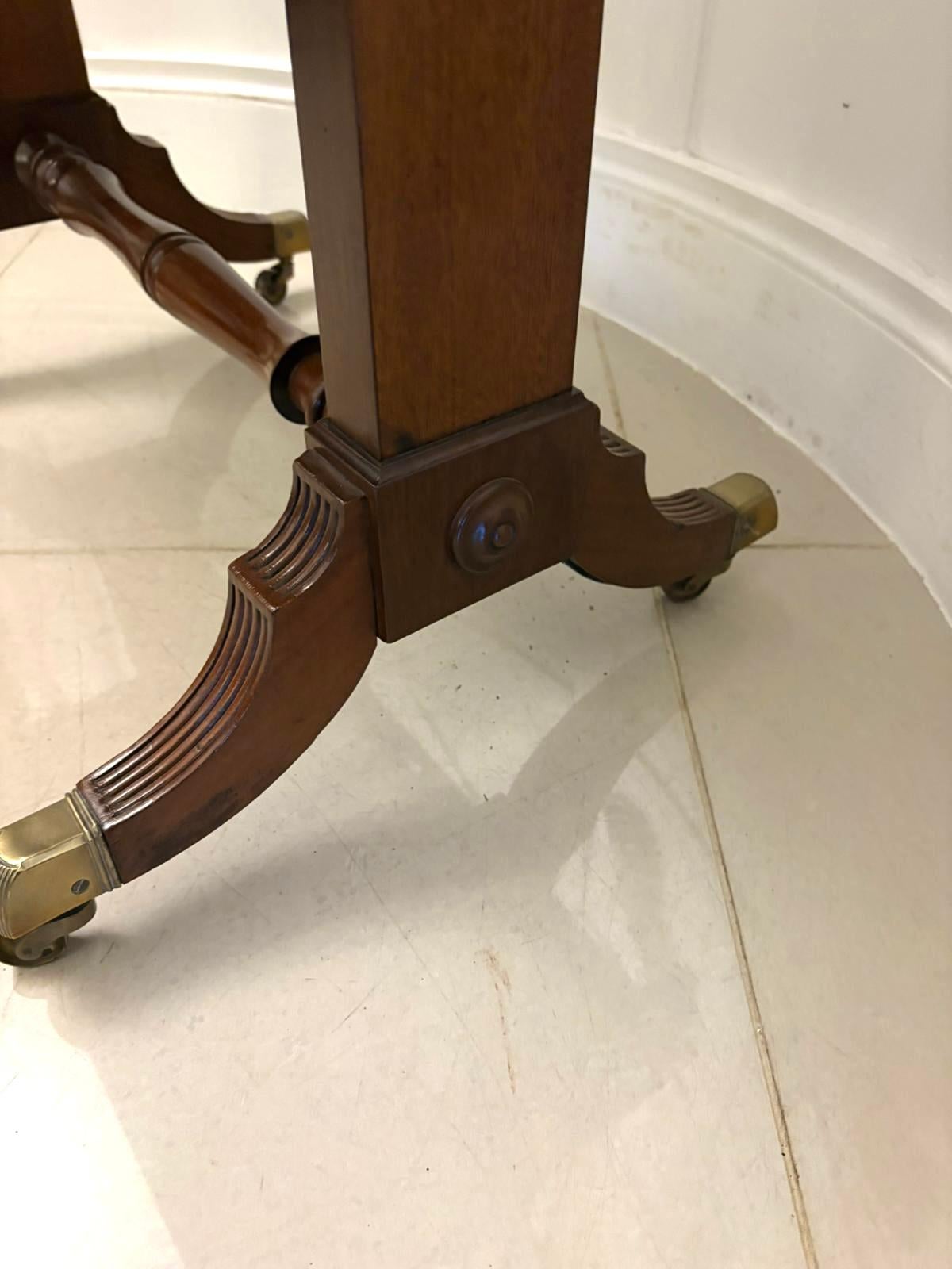 Exquise table de canapé autoportante en acajou de style Regency ancien en vente 6