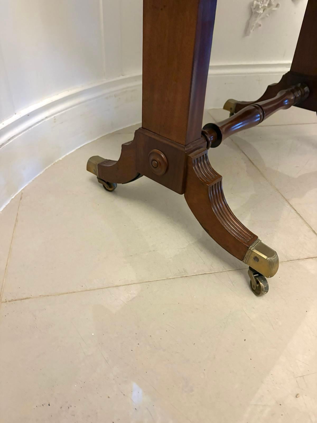 Exquise table de canapé autoportante en acajou de style Regency ancien en vente 7