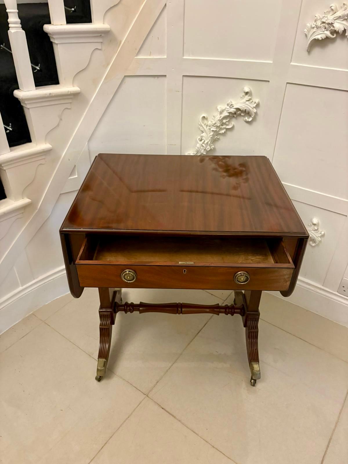 Une élégante table de canapé autoportante en acajou de style Regency du début du XIXe siècle, d'une forme raffinée et d'une superbe qualité d'exécution. La partie supérieure magnifiquement figurée  Ce meuble, dont la patine est riche et brillante,
