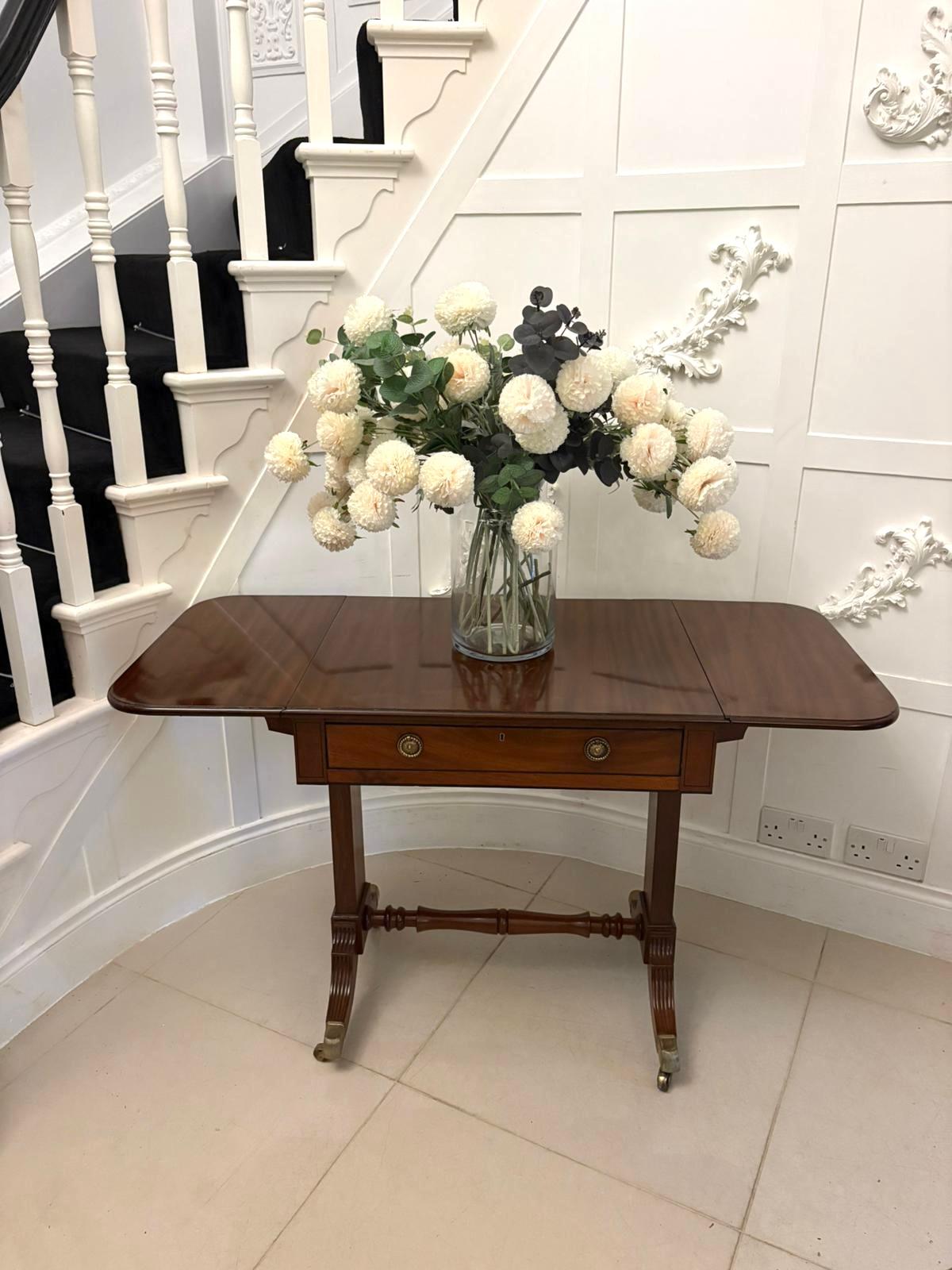 Anglais Exquise table de canapé autoportante en acajou de style Regency ancien en vente