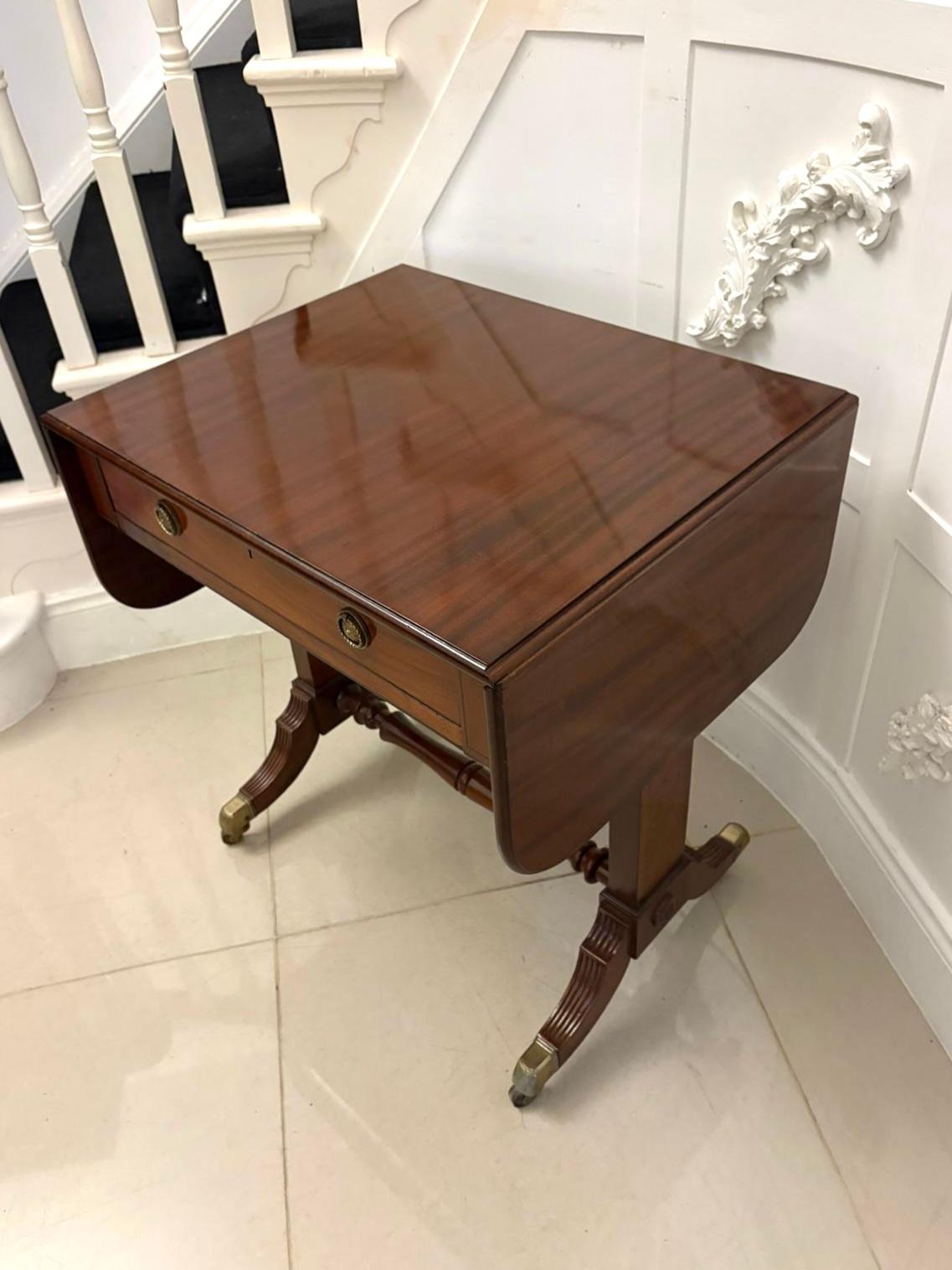 Exquise table de canapé autoportante en acajou de style Regency ancien Bon état - En vente à Suffolk, GB