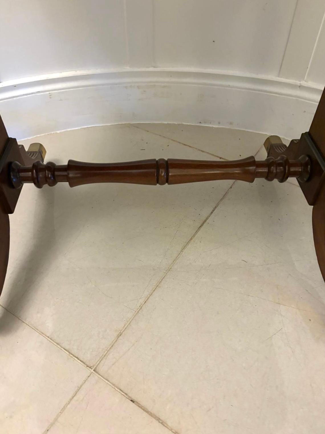 XIXe siècle Exquise table de canapé autoportante en acajou de style Regency ancien en vente