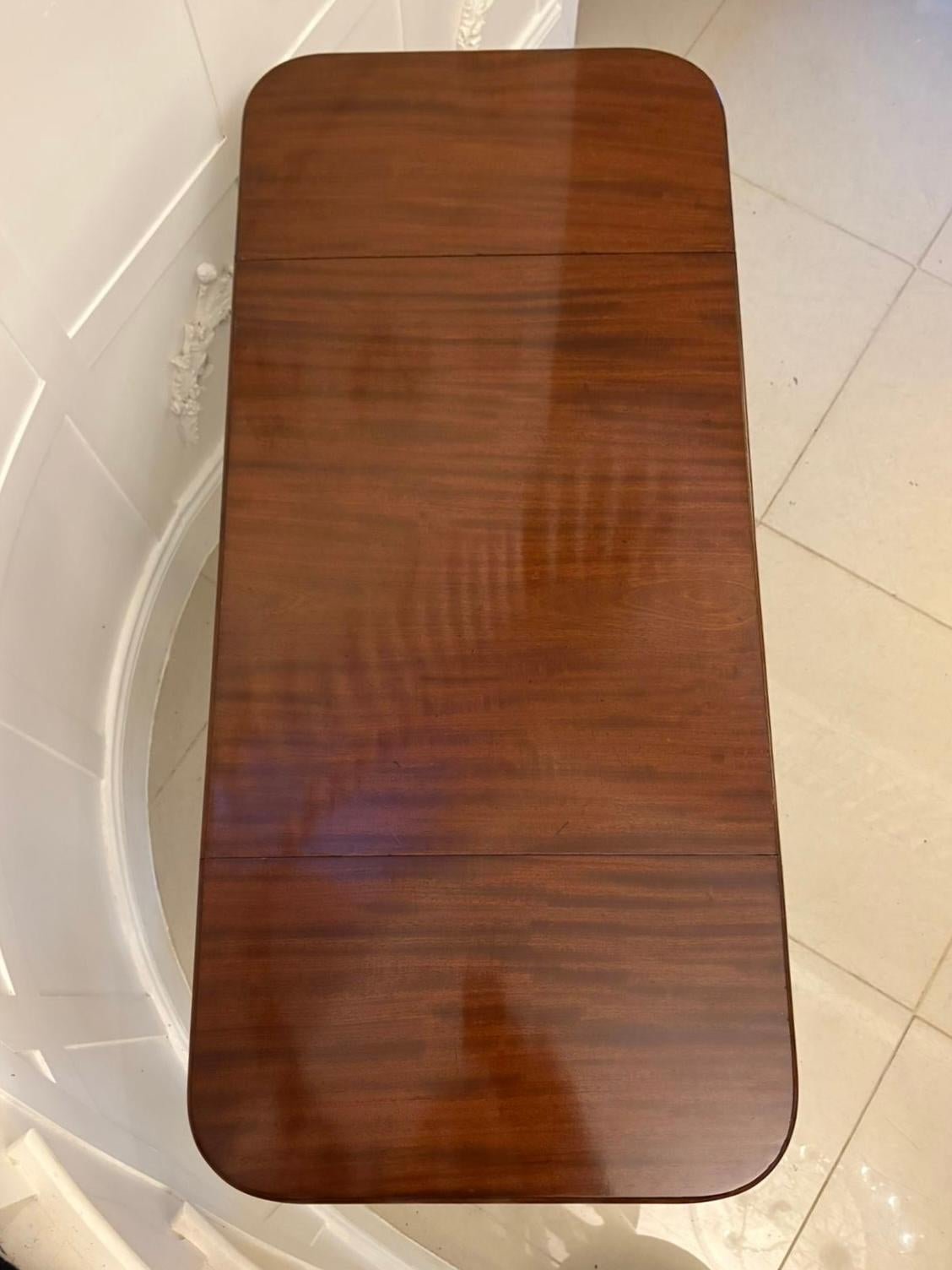 Acajou Exquise table de canapé autoportante en acajou de style Regency ancien en vente