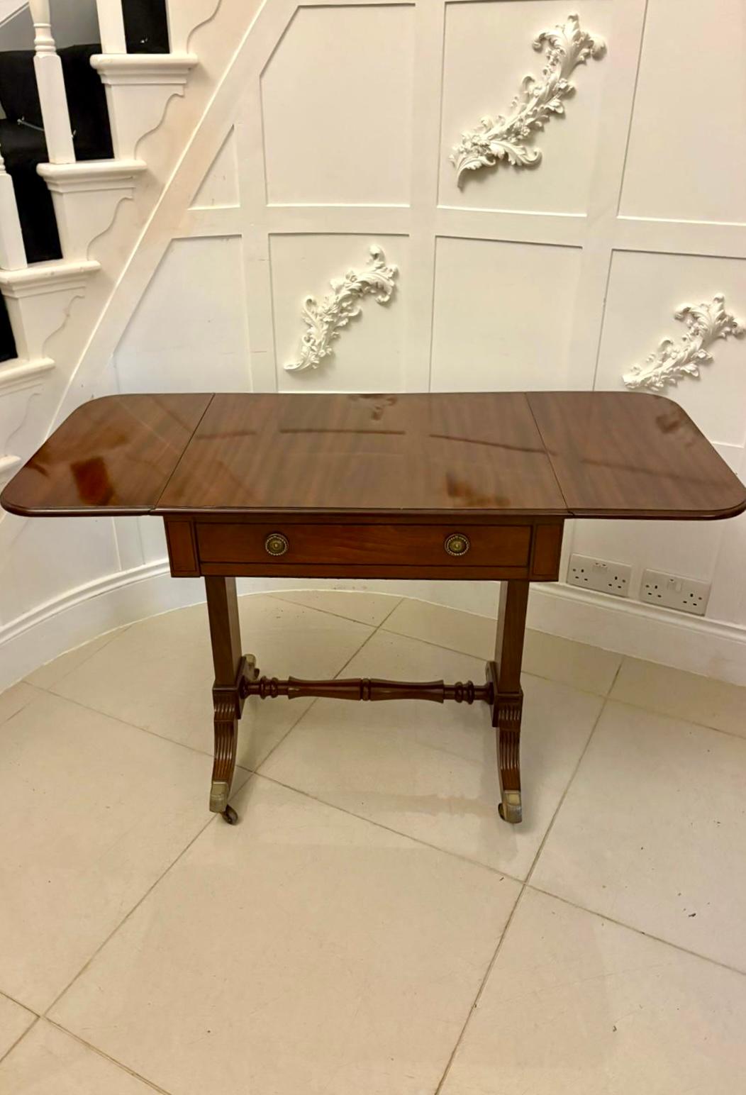 Exquise table de canapé autoportante en acajou de style Regency ancien en vente 1
