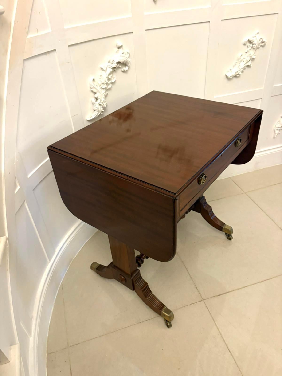 Exquise table de canapé autoportante en acajou de style Regency ancien en vente 2