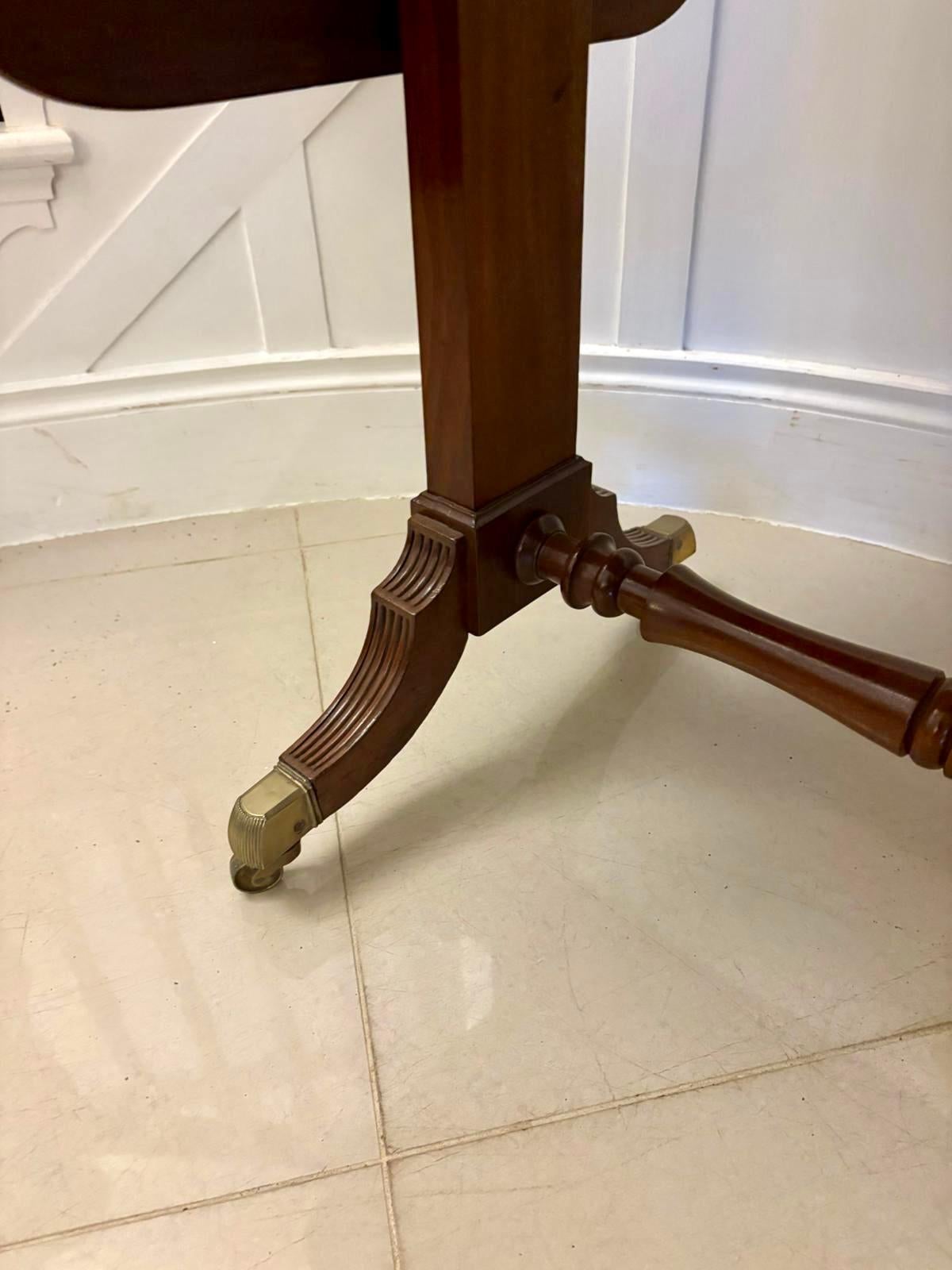 Exquise table de canapé autoportante en acajou de style Regency ancien en vente 3