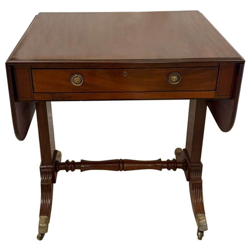 Exquise table de canapé autoportante en acajou de style Regency ancien