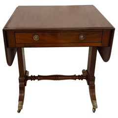 Squisito tavolo da divano in mogano antico Regency indipendente