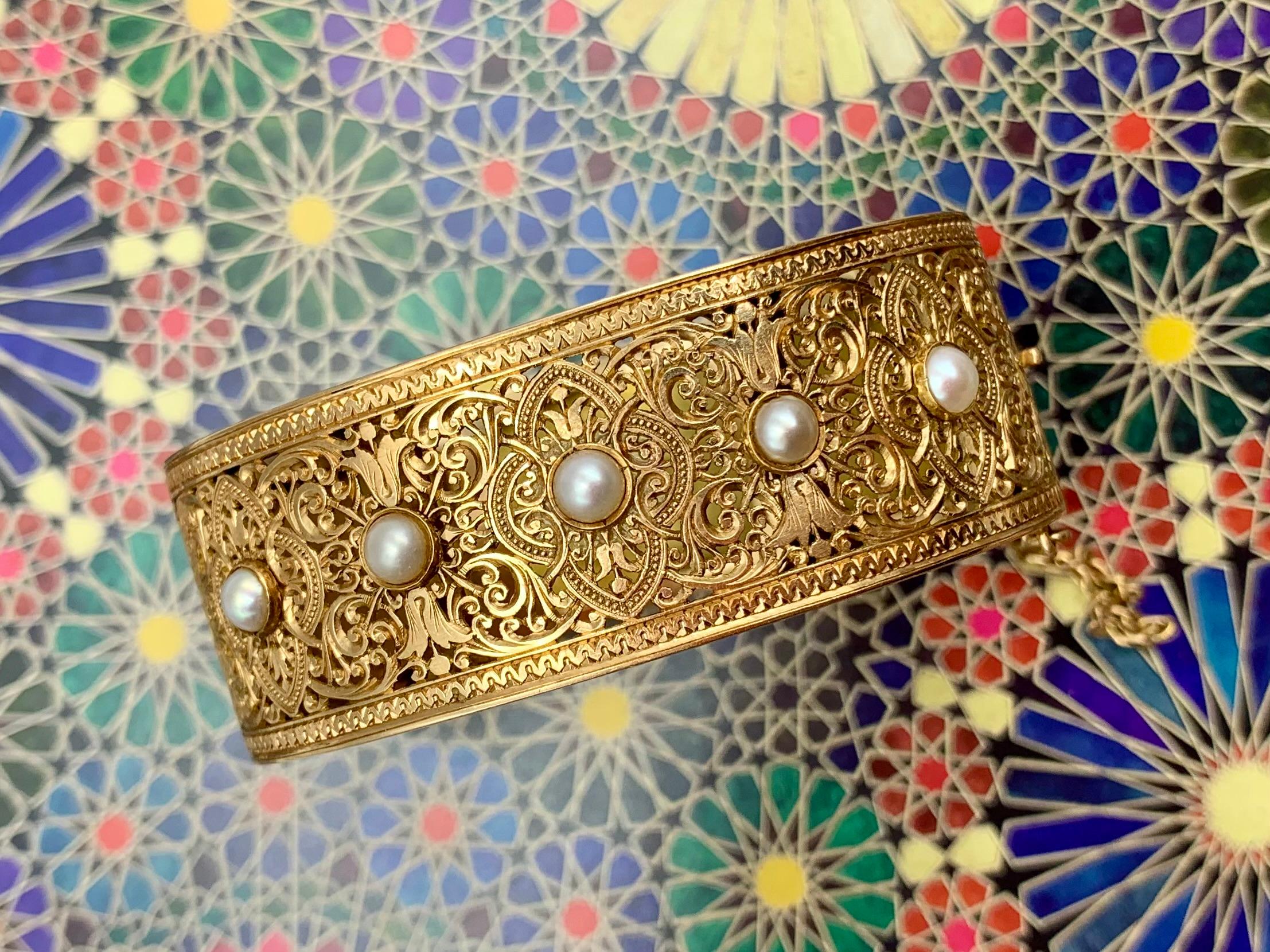 Exquisite Antique Reticulated 18K Yellow Gold Five Pearl Alhambra Bracelet For Sale 4