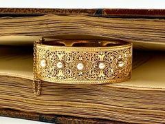 Squisito bracciale antico reticolato in oro giallo 18 carati con cinque perle Alhambra