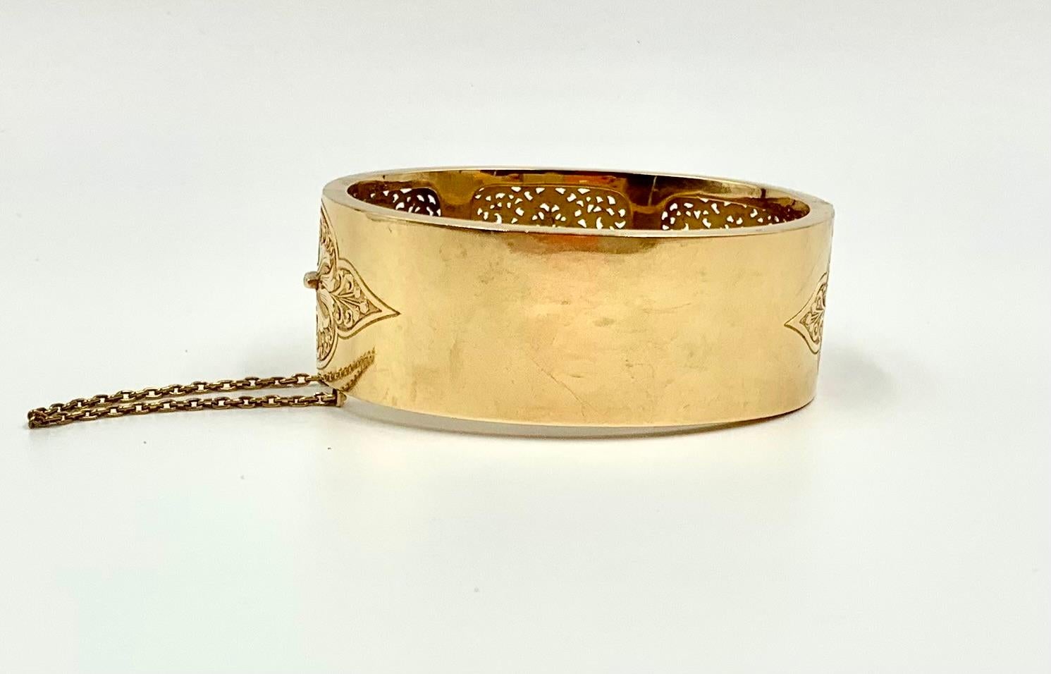 Exquisite Antique Reticulated 18K Yellow Gold Five Pearl Alhambra Bracelet In Good Condition For Sale In New York, NY