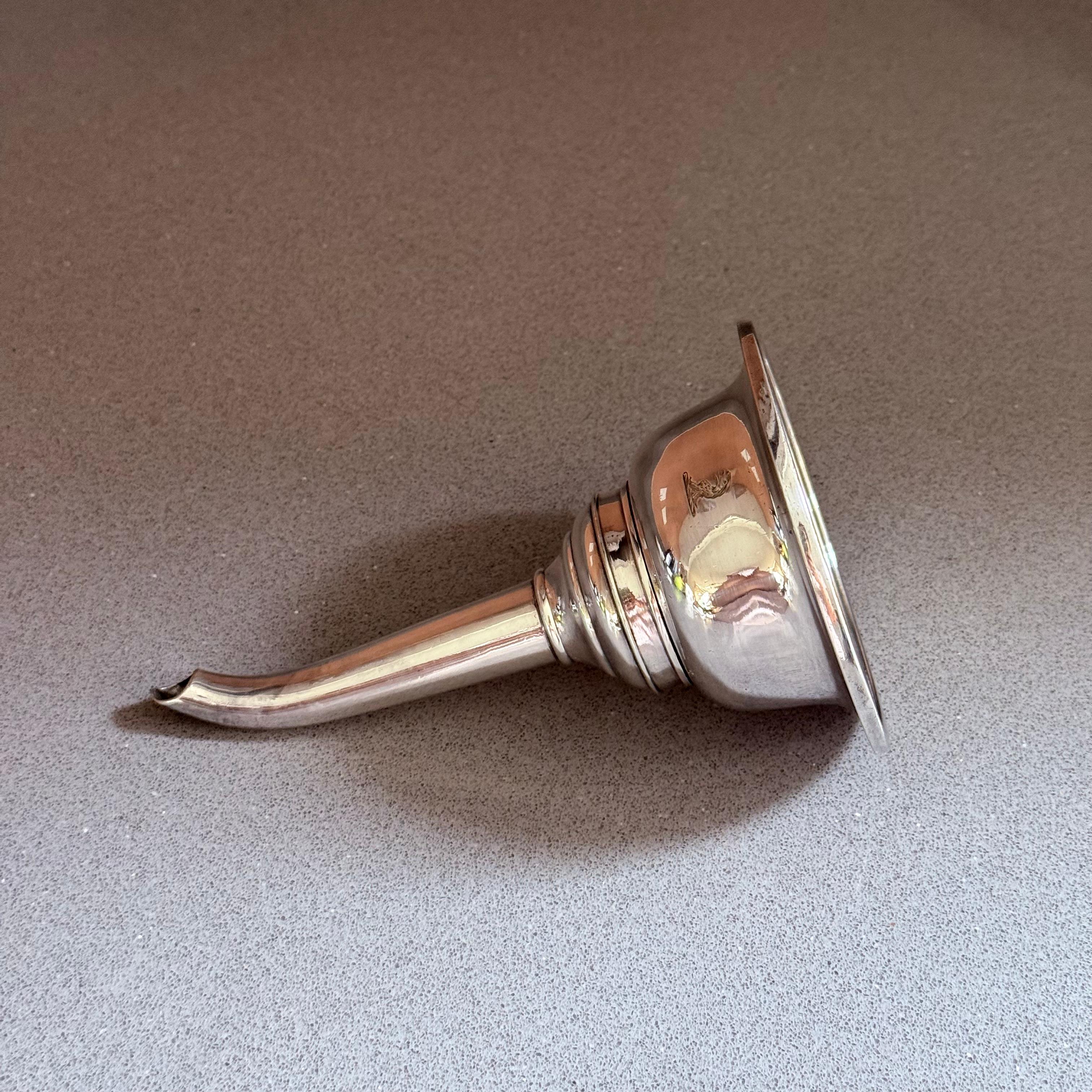 Entonnoir à vin exquis en argent sterling ancien, poinçonné, doré, d'une qualité exceptionnelle. en vente 2